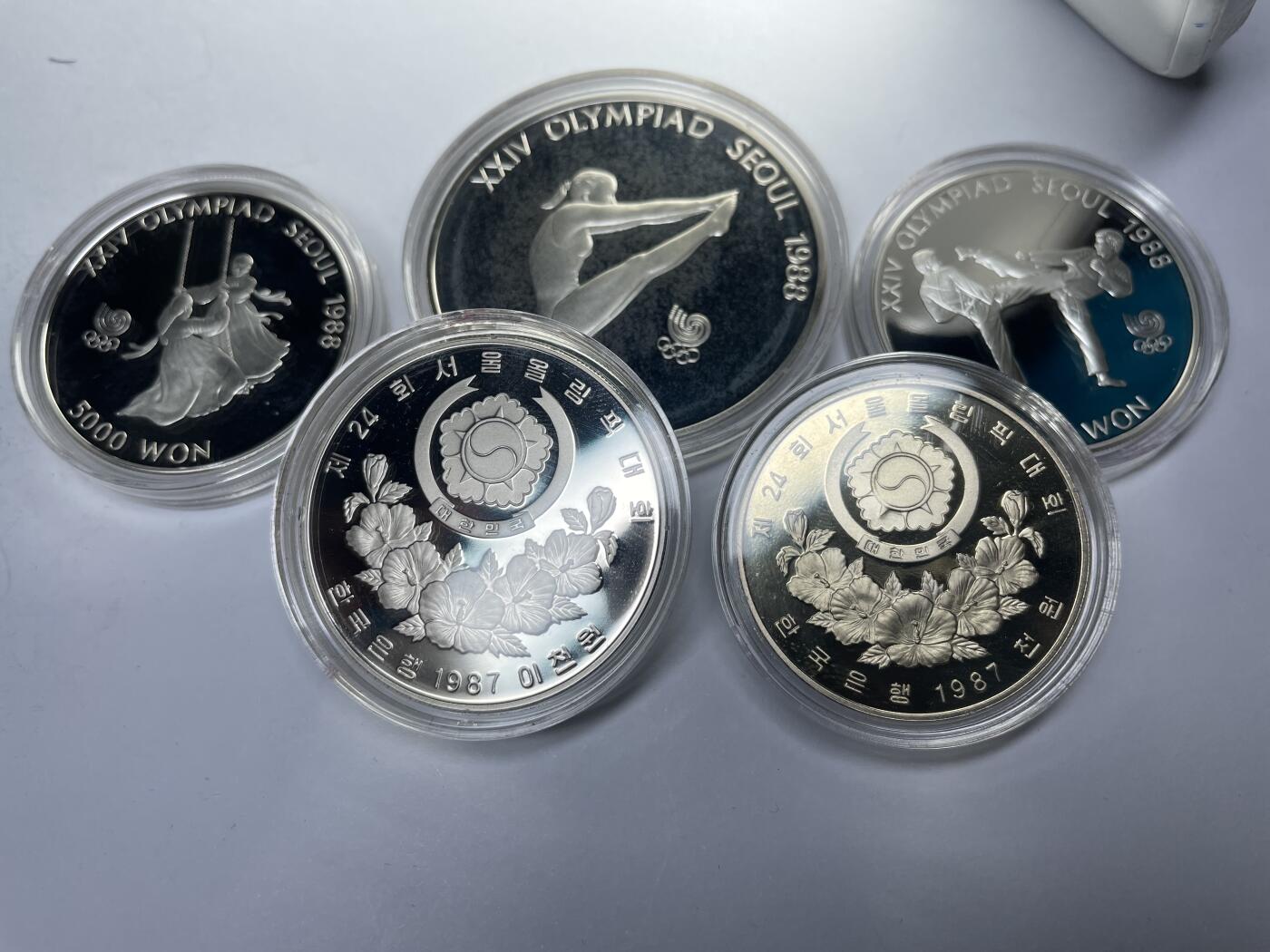 2024年集古藏今外币拍卖第七期-第7场—（总第67拍）为庆祝粉丝即将破百，精选小部分拍品 1987年韩国奥运会纪念币套盒-含三枚银币，银币重67.24克