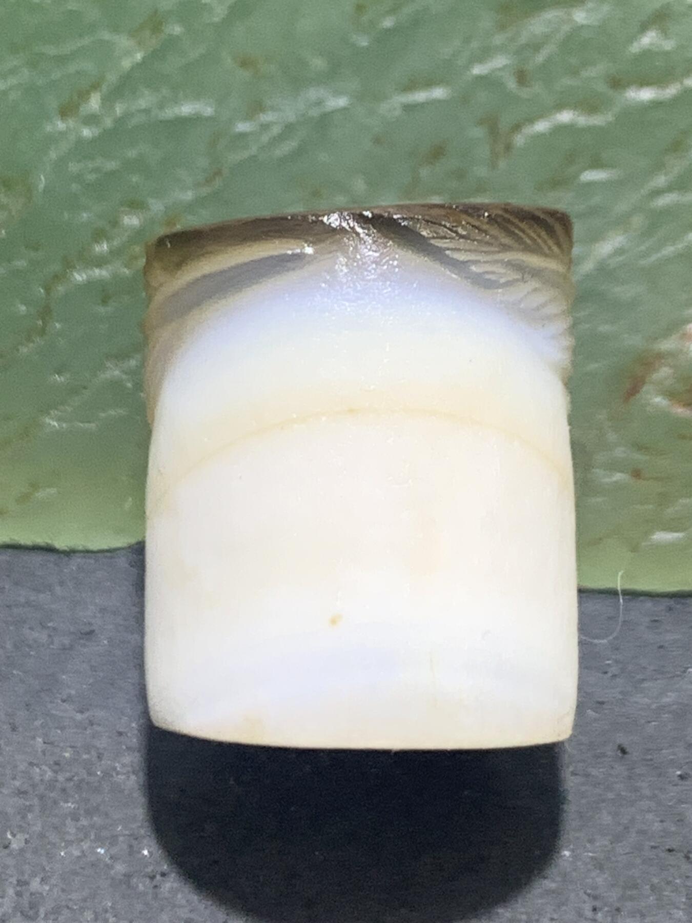 精品亚光药师玛瑙手工雕刻羽毛随形桶珠一颗