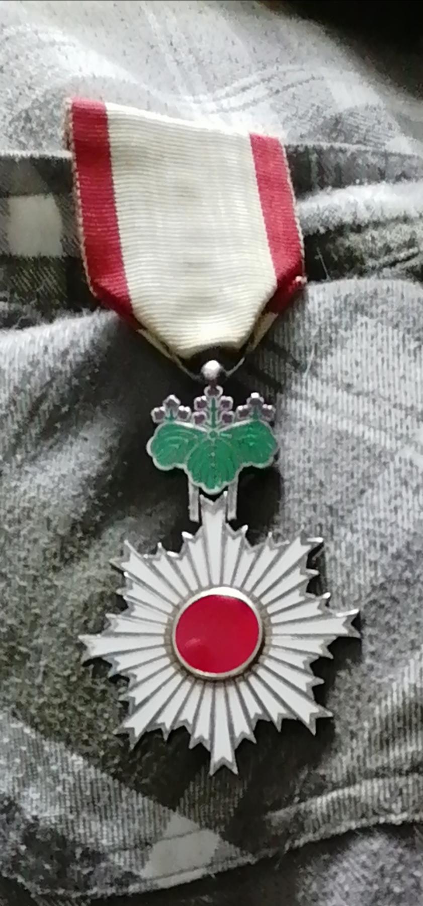 勋六等单光旭日章裸章