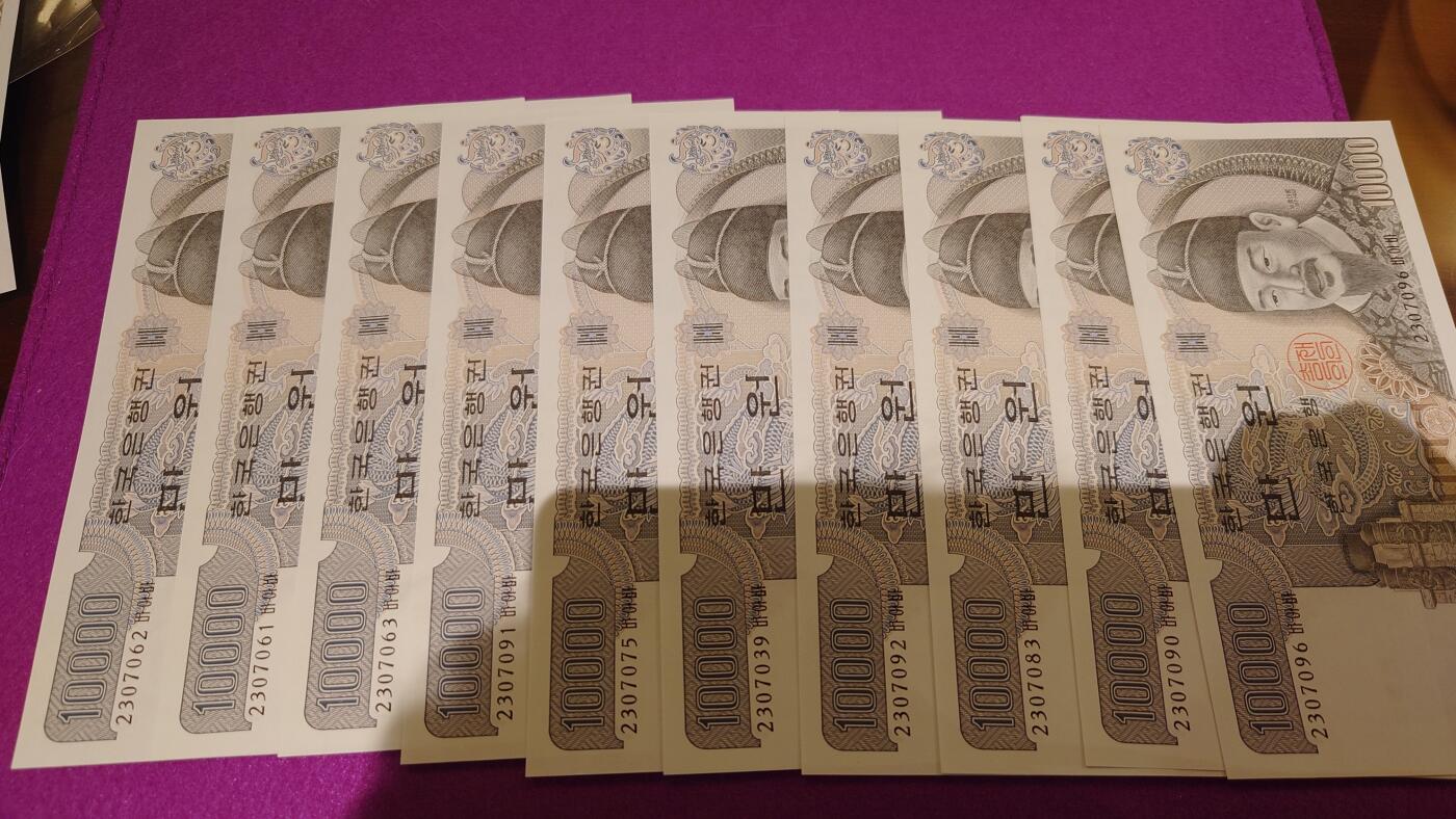 【世界钱币】精选微拍第107期暨2024年第18期  评级币裸钞混合版低价起拍 1983年韩国10000元 初版无金属线 全新绝品如图十张全程无4一起拍