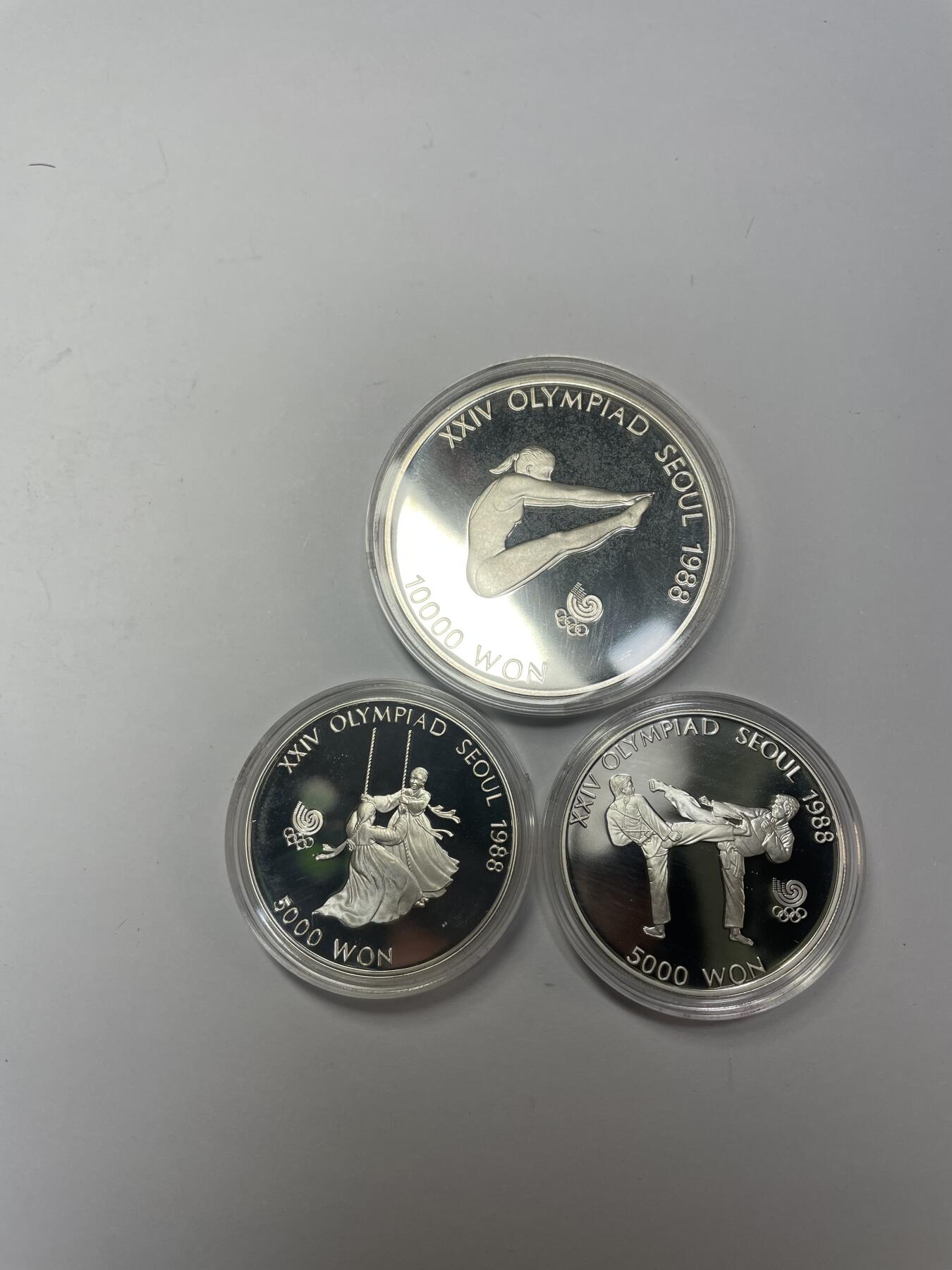 2024年集古藏今外币拍卖第七期-第7场—（总第67拍）为庆祝粉丝即将破百，精选小部分拍品 1987年韩国奥运会纪念币套盒-含三枚银币，银币重67.24克