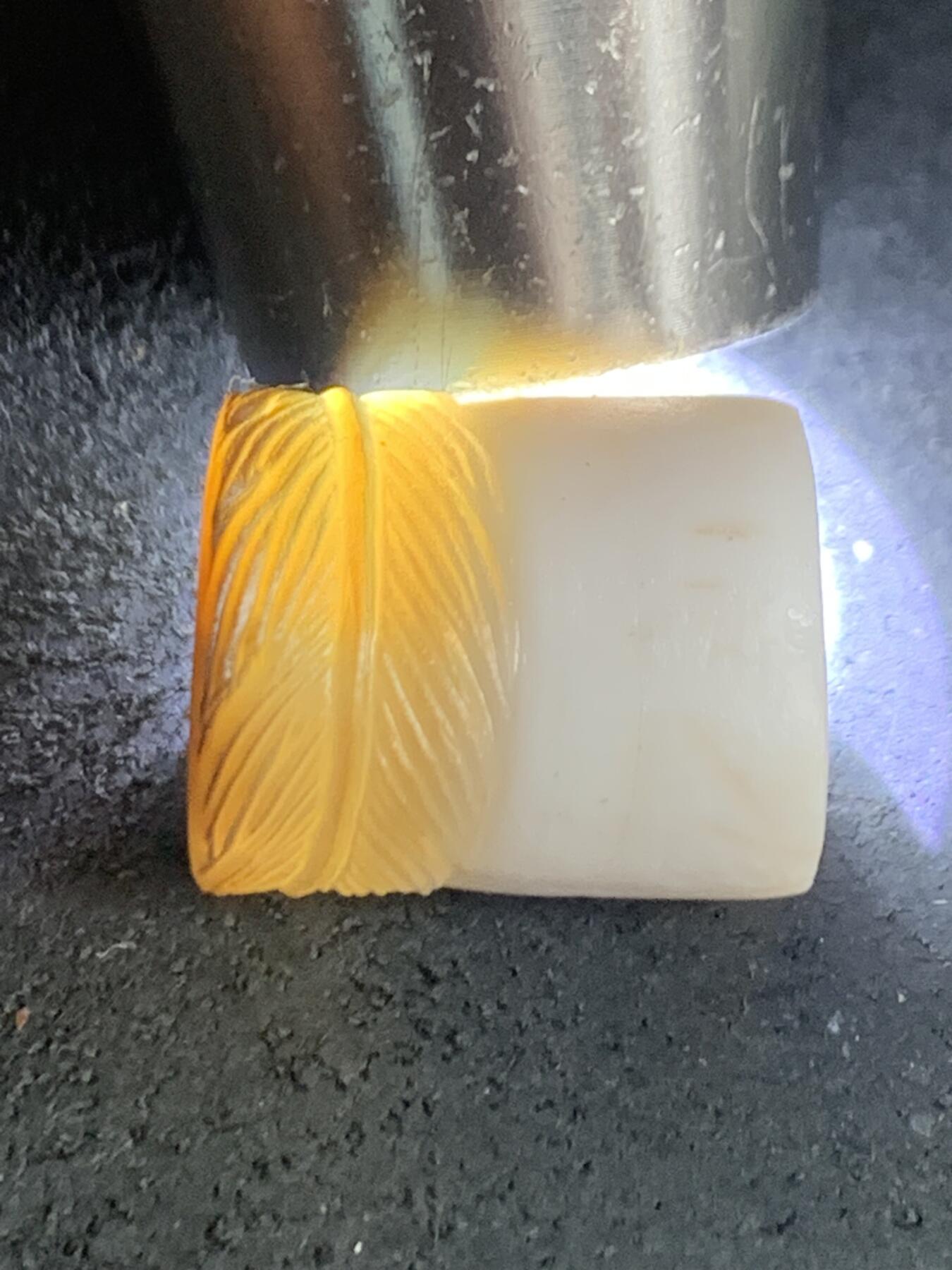 精品亚光药师玛瑙手工雕刻羽毛随形桶珠一颗