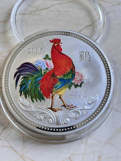 【海寕潮】拍卖第111期 - 【海寧潮】纽埃2005年十二生肖乙酉年鸡年彩色1/2公斤彩色纪念大银币带证书，999银，发行量3000枚，有氧化，丝痕，材料价3780元