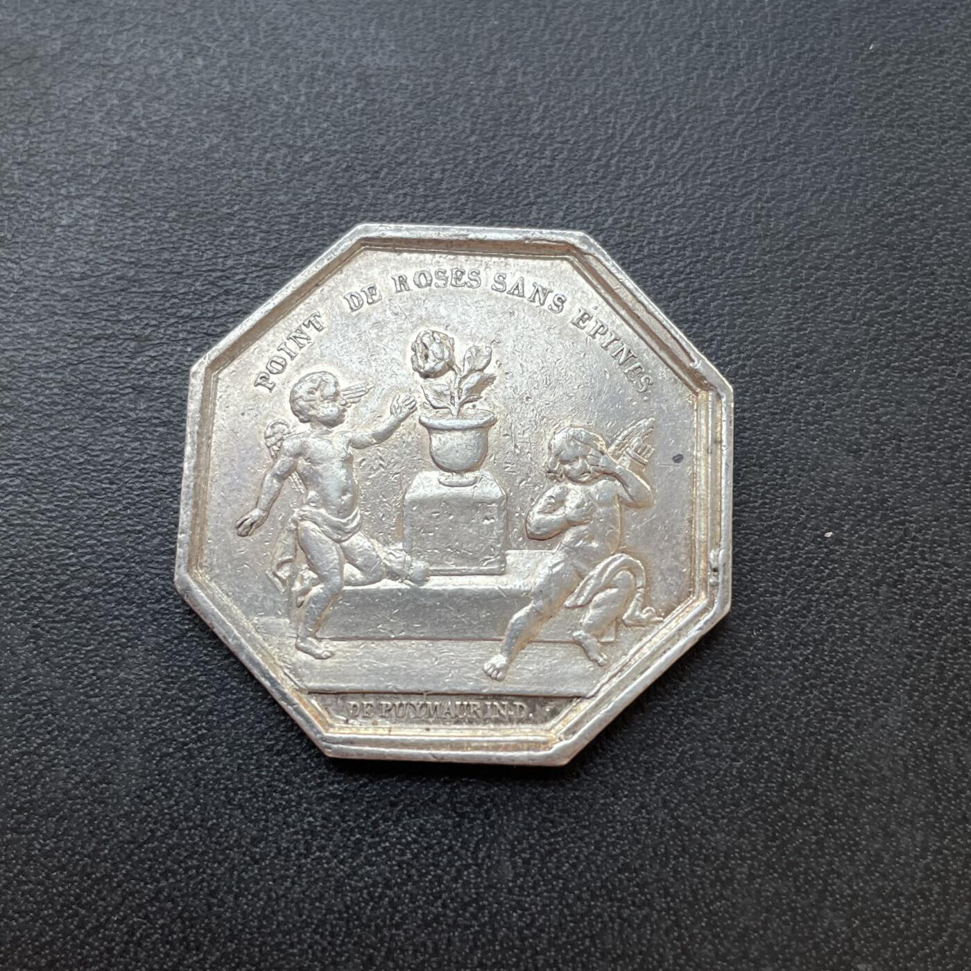 「木头集藏」章牌专场-第41期 法国赌场与游戏八角银章  直径：30 mm，12.1g，早期无边铭版本，正面法语：警惕欺骗，背面：没有刺的玫瑰。少见八角。