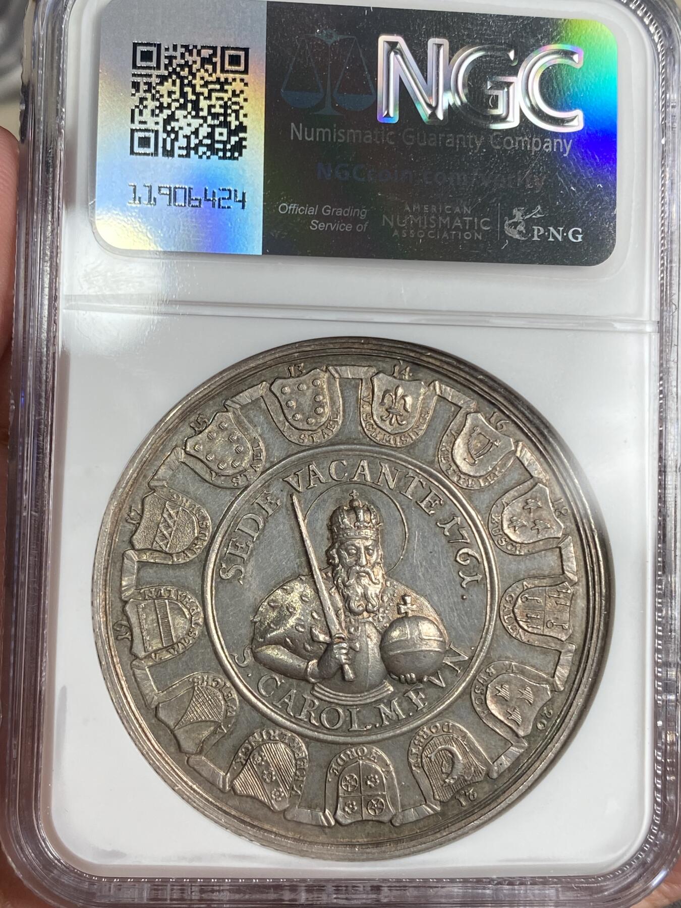 万国钱币拍卖第026期（风云再起·勇士无畏） NGC MS62 1761年德国奥斯那布鲁克宗教空缺大银章 圣彼得手持智者之匙被邦徽环绕 查理大帝手持宝球宝剑 蓝金彩裹身无与伦比的美丽