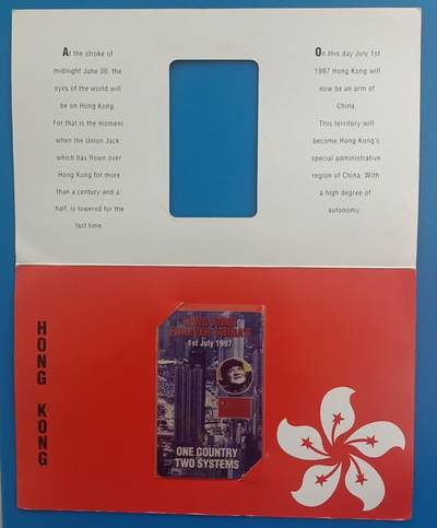 《卡拍》第288期拍卖5月25日晚22：10时延时截拍 美国密码卡《香港回归-一国两制》两组三枚新卡，一枚带卡册，另两枚为拼图卡。