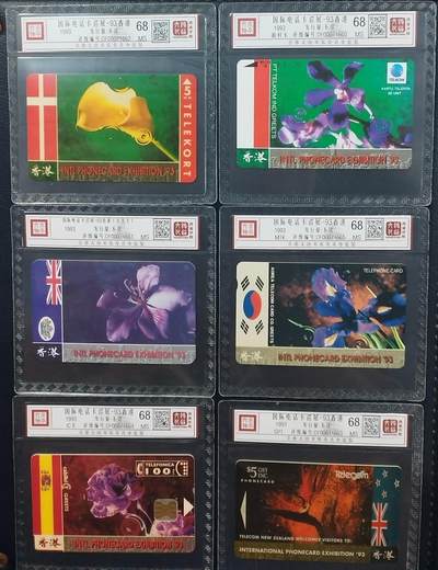 《卡拍》第288期拍卖5月25日晚22：10时延时截拍 丹麦、印尼、韩国、西班牙、新西兰联合发行《国际电话卡巡展93’香港》五枚电话卡，，鸿通精装评级MS68分。另有一枚广告纸卡（香港）。整组还缺广州、日本田村卡各一枚。