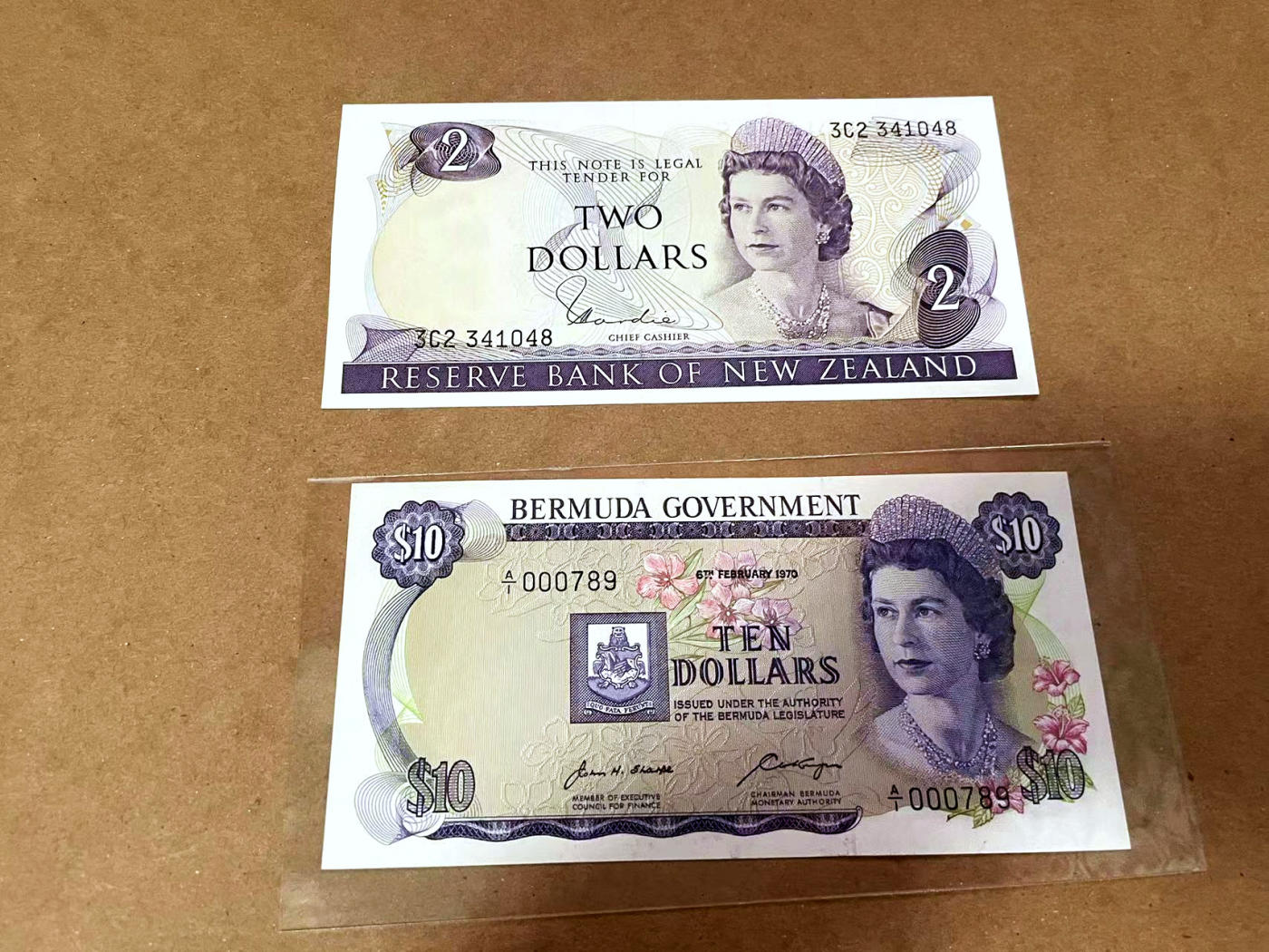 【Blue Auction】✨世界纸币精拍第480期【精】 【一组2张】新西兰 花冠女王2元 UNC&百慕大 A/1首发冠789顺子号 高冠女王 UNC-