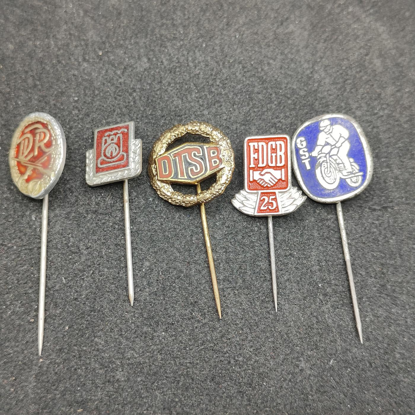 全场0元起拍 第159期 咸鱼国勋章拍卖专场 5月26日（周日）下午6：00开始 东德徽章五个