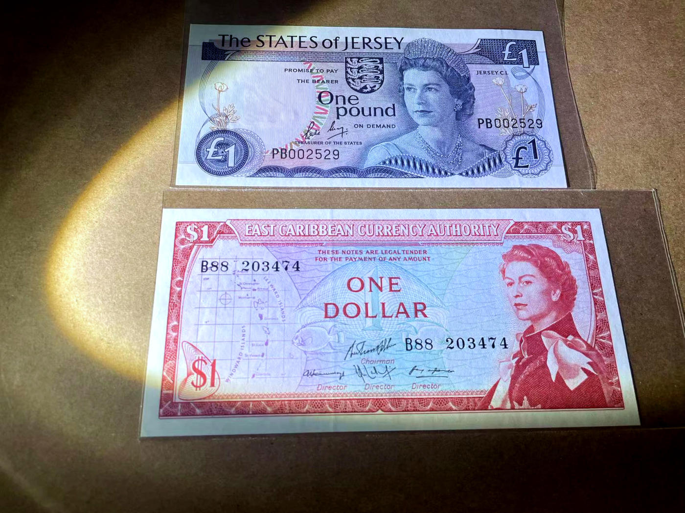 【Blue Auction】✨世界纸币精拍第480期【精】 【一组2张】泽西1镑 高冠女王&东加勒比1元 戎装女王 UNC-