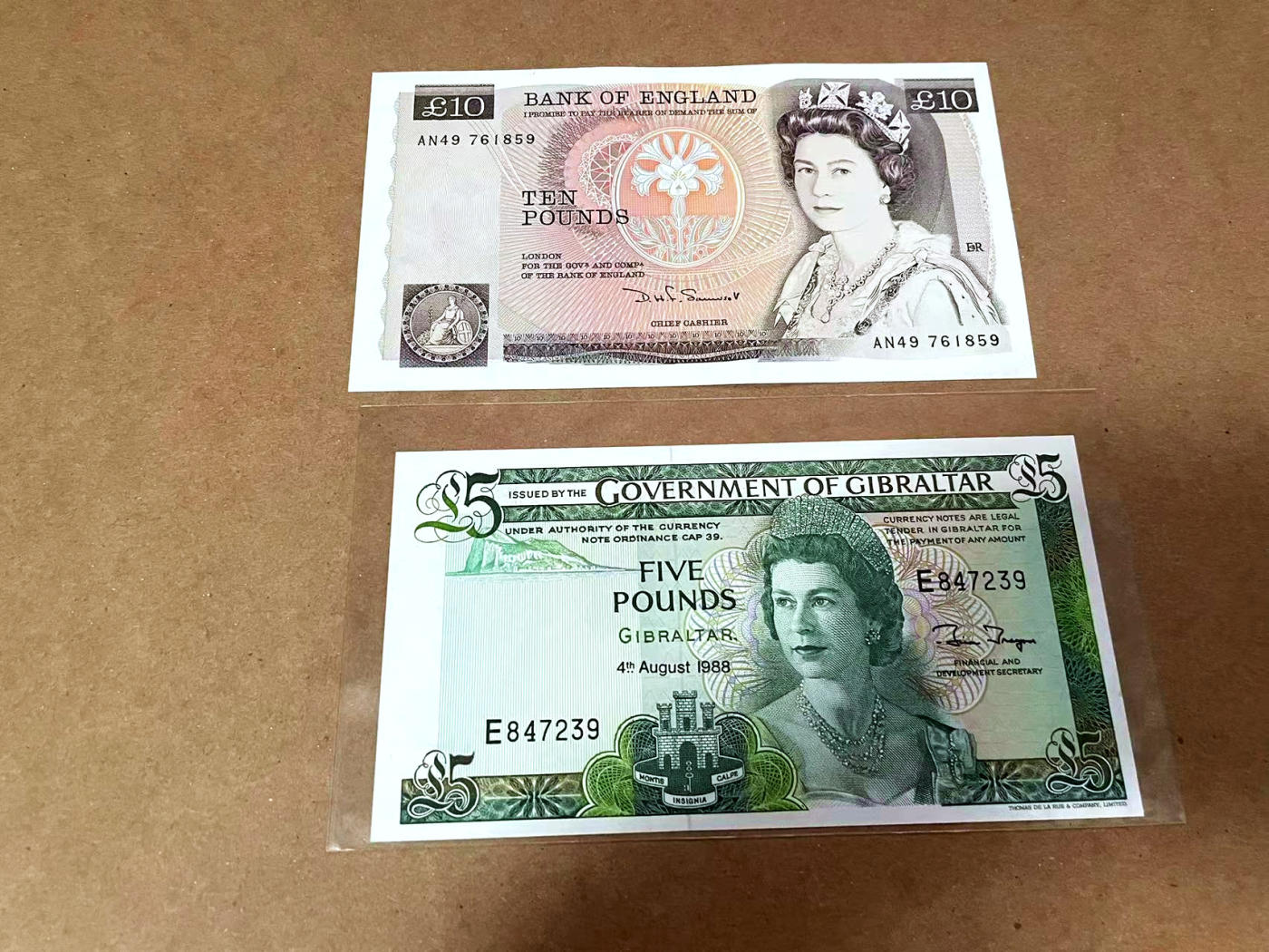 【Blue Auction】✨世界纸币精拍第480期【精】  【一组2张】直布罗陀5镑 高冠女王&英国 D序列10镑 全新UNC