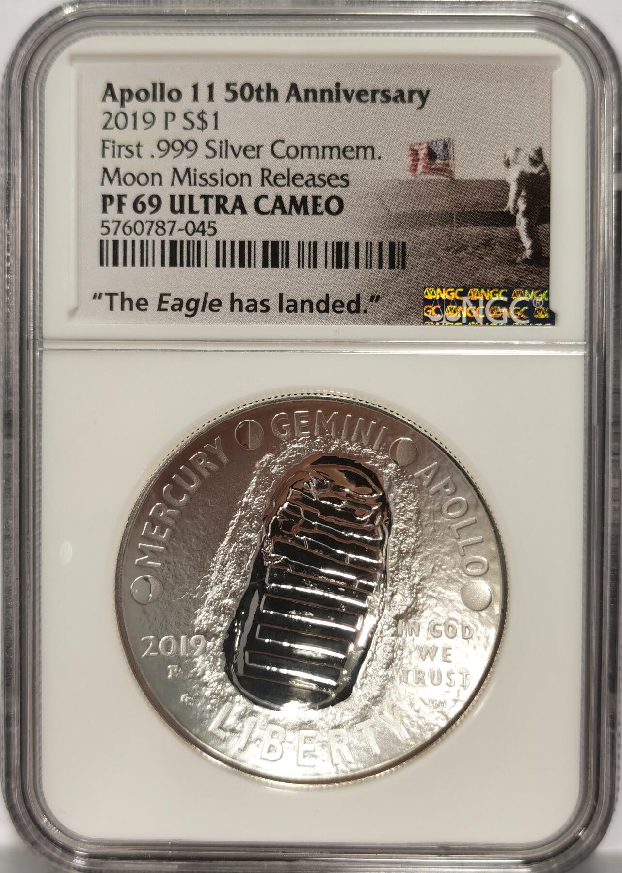 博洋堂世界钱币拍卖第078期（全场包邮） 美国2019年阿波罗11号登月50周年1美元精制纪念银币NGC-PF69UC，这枚精制曲面工艺的本色银币，工艺难度大，弧面产生的视觉效果极佳。特殊凹面设计，加厚评级币盒子，PROOF精制币，币面清爽干净又漂亮，打制精美