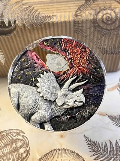 【海寕潮】拍卖第112期 - 【海寧潮】纽埃2021年冲击时刻恐龙灭绝2盎司镶嵌陨石彩银币，9999银，发行777枚