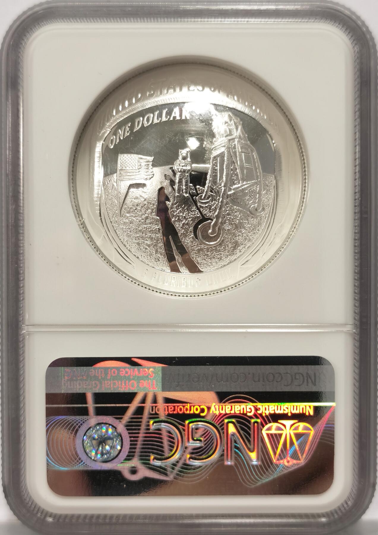 博洋堂世界钱币拍卖第078期（全场包邮） 美国2019年阿波罗11号登月50周年1美元精制纪念银币NGC-PF69UC，这枚精制曲面工艺的本色银币，工艺难度大，弧面产生的视觉效果极佳。特殊凹面设计，加厚评级币盒子，PROOF精制币，币面清爽干净又漂亮，打制精美