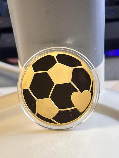 【海寕潮】拍卖第112期 - 【海寧潮】纽埃2022年卡塔尔足球世界杯精制镀金纪念银币，999银镀金，6克，发行量2022枚