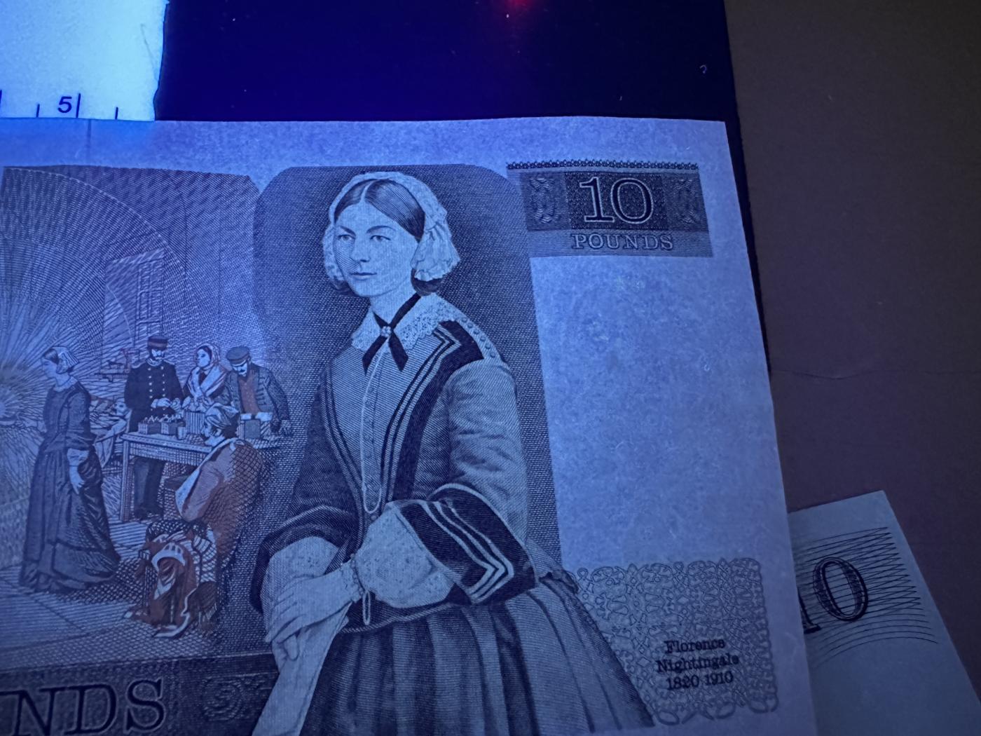 外钞收藏家》第三百七十二期 英国D序列10镑 品相如图 UNC-