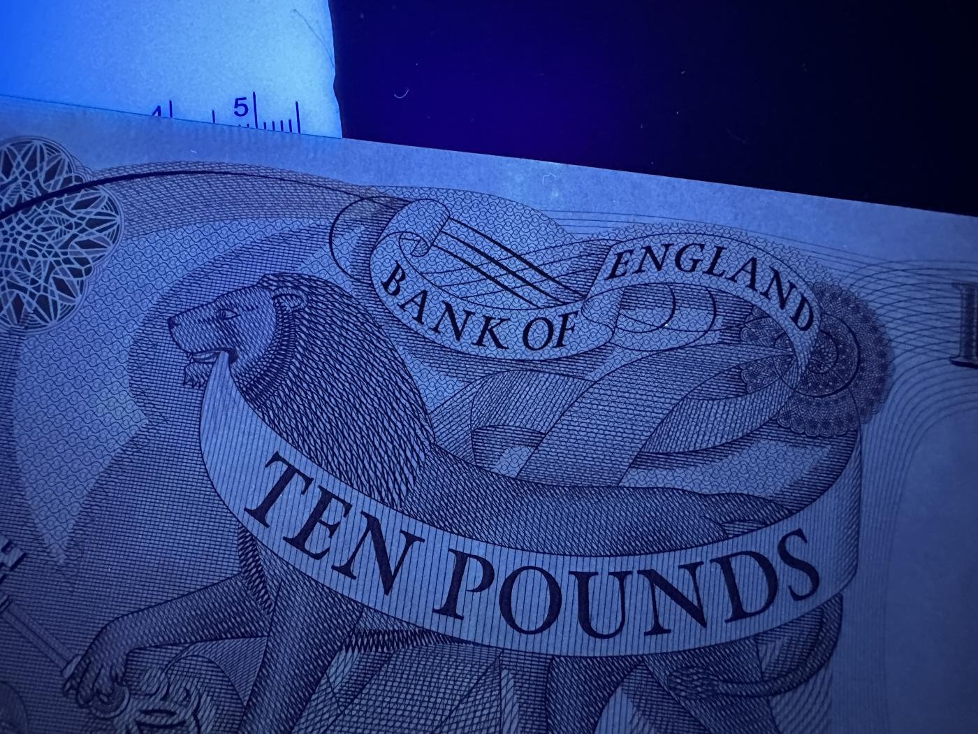 外钞收藏家》第三百七十二期 英国C序列10镑 全新 轻微潮