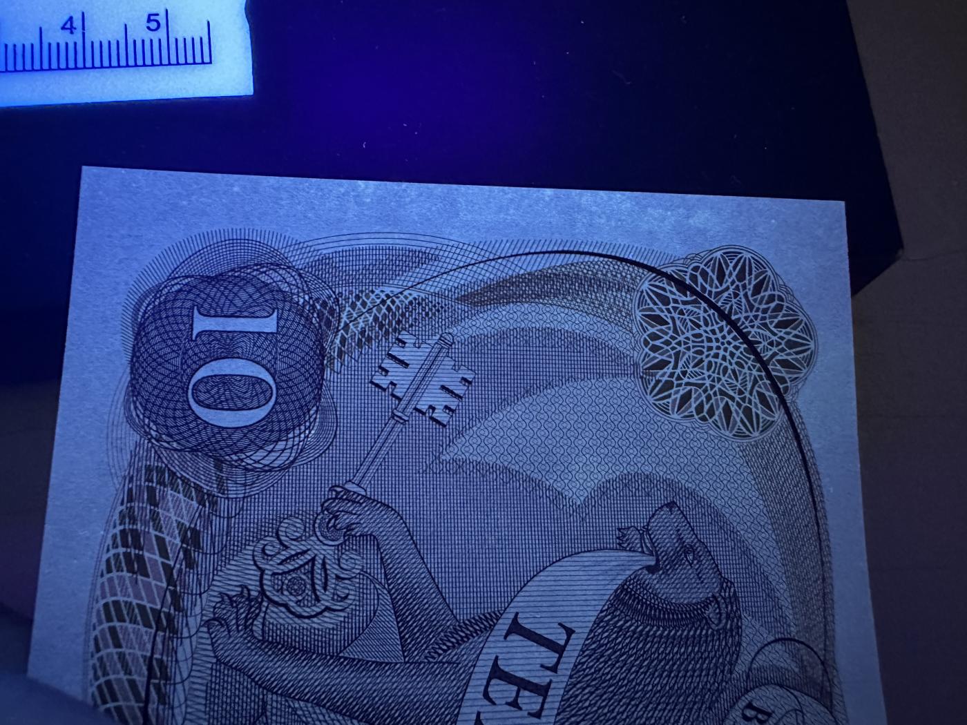 外钞收藏家》第三百七十二期 英国C序列10镑 全新 轻微潮