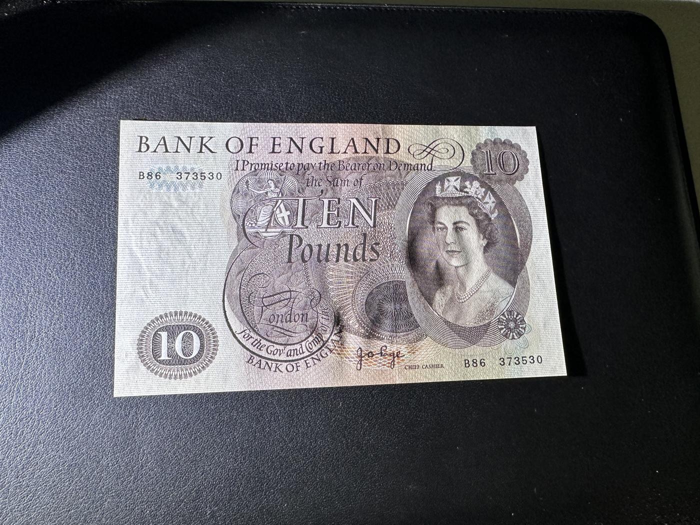 外钞收藏家》第三百七十二期 英国C序列10镑 全新 轻微潮