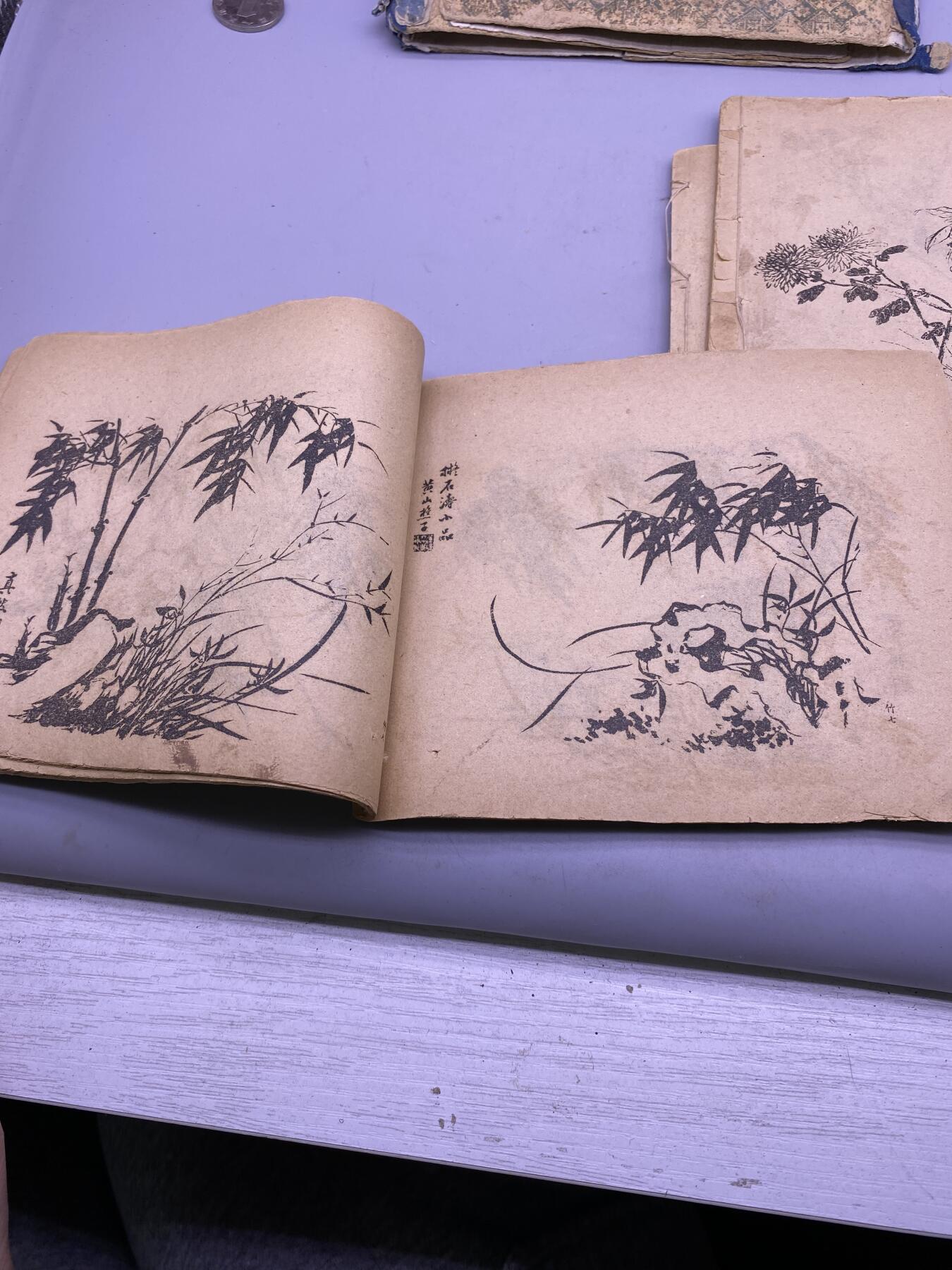 古今名人画稿一套4册，尺寸16*13厘米，个别缺页，品相如图，650包快递