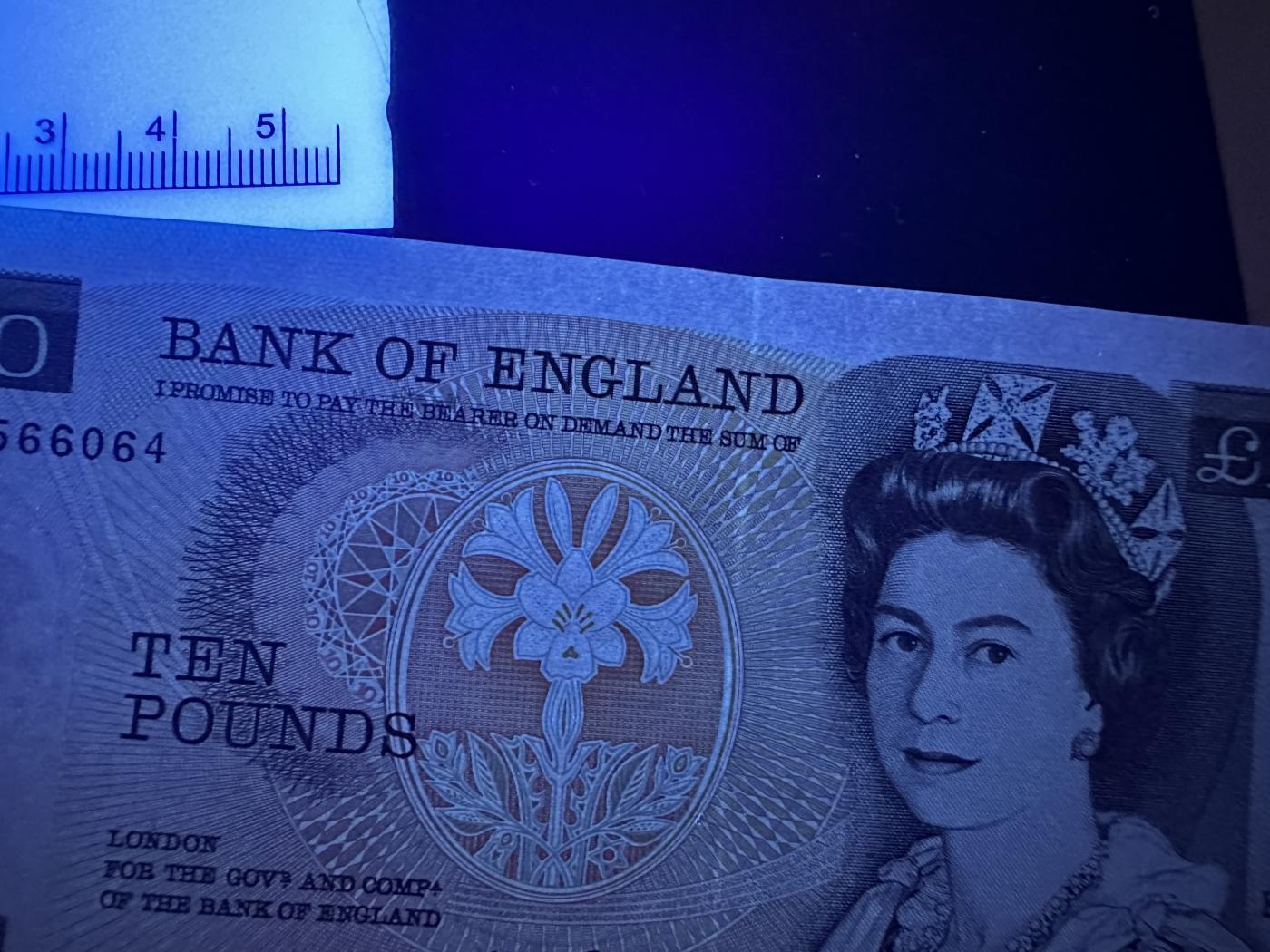 外钞收藏家》第三百七十二期 英国D序列10镑 品相如图 UNC-