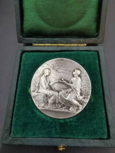 老王徽章第四十一期 - 法国1896年“永恒的爱”婚姻与爱情纪念银章，雕刻大师罗蒂版本，带原盒，950银材质，直径42mm，重量30.8g