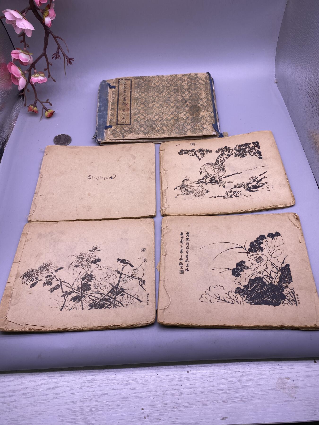 古今名人画稿一套4册，尺寸16*13厘米，个别缺页，品相如图，650包快递