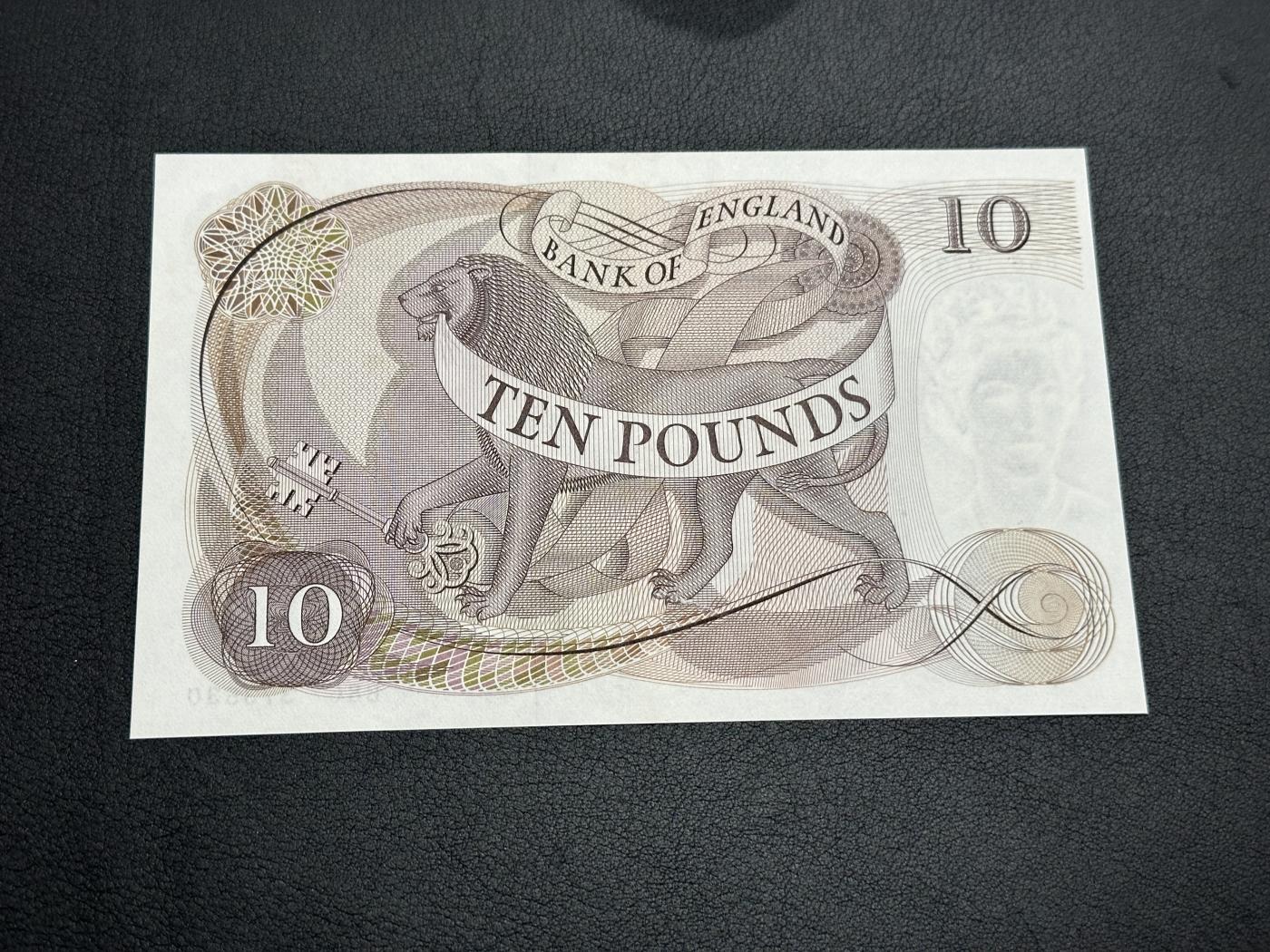 外钞收藏家》第三百七十二期 英国C序列10镑 全新 轻微潮