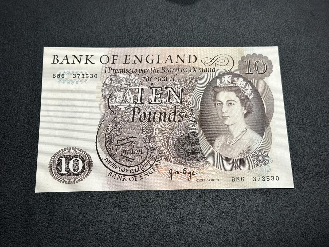 外钞收藏家》第三百七十二期 英国C序列10镑 全新 轻微潮