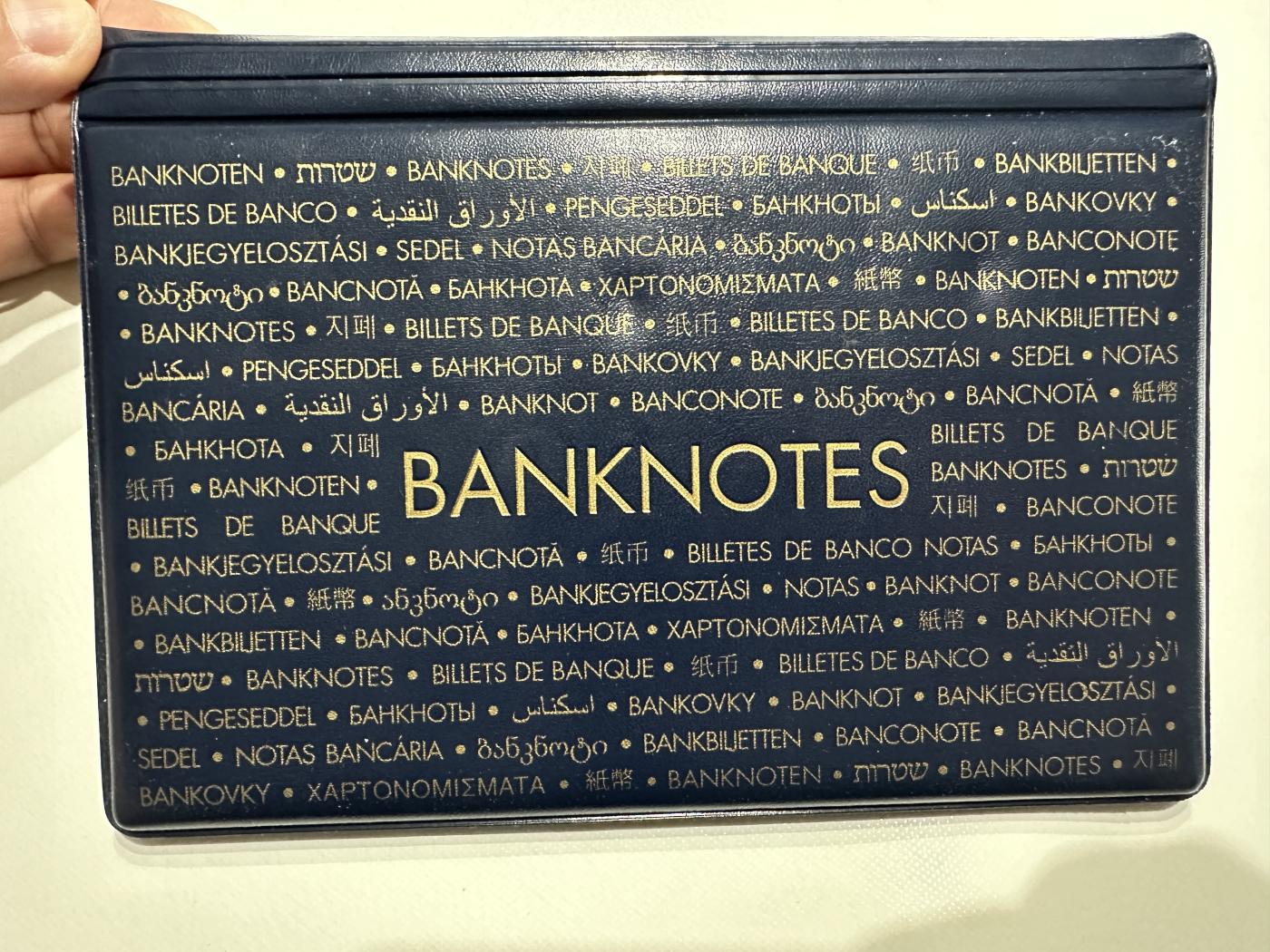 外钞收藏家》第三百七十二期 两本评级币册子 二手使用过 品相如图