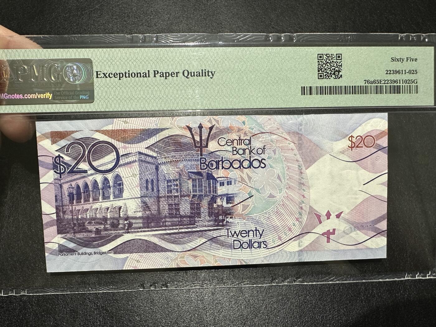 外钞收藏家》第三百七十二期 2013年巴巴多斯20 无47 PMG65