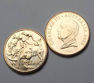 布加迪🐬～世界钱币🌾第 119 期 /  各国🇫🇷🇫🇮🇱🇷🇬🇾套币/银币等 - 澳大利亚🇦🇺 2023年 1元单枚 查尔斯三世头像 卷拆原光币