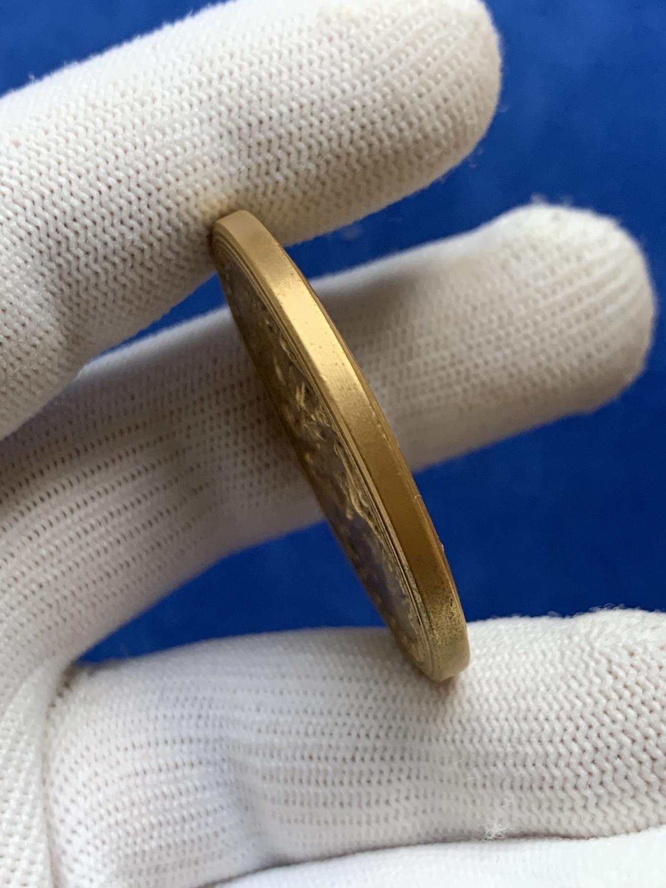 《竞宝斋》第272场- 周日，周一，周二  3场连拍 （全场包邮） 意大利 哥伦布发现美洲大陆500周年超高浮雕镀金铜章 章面内容丰富 细节精致 品相完好无损 31克 39.4mm