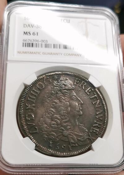 凡希社世界钱币微拍第二百七十期 荐！1691G法国太阳王路易十四埃居大银NGC-MS61普瓦捷厂，深色包浆全深打，无减重痕，侧光下泛出一抹钢蓝彩，典雅迷人！