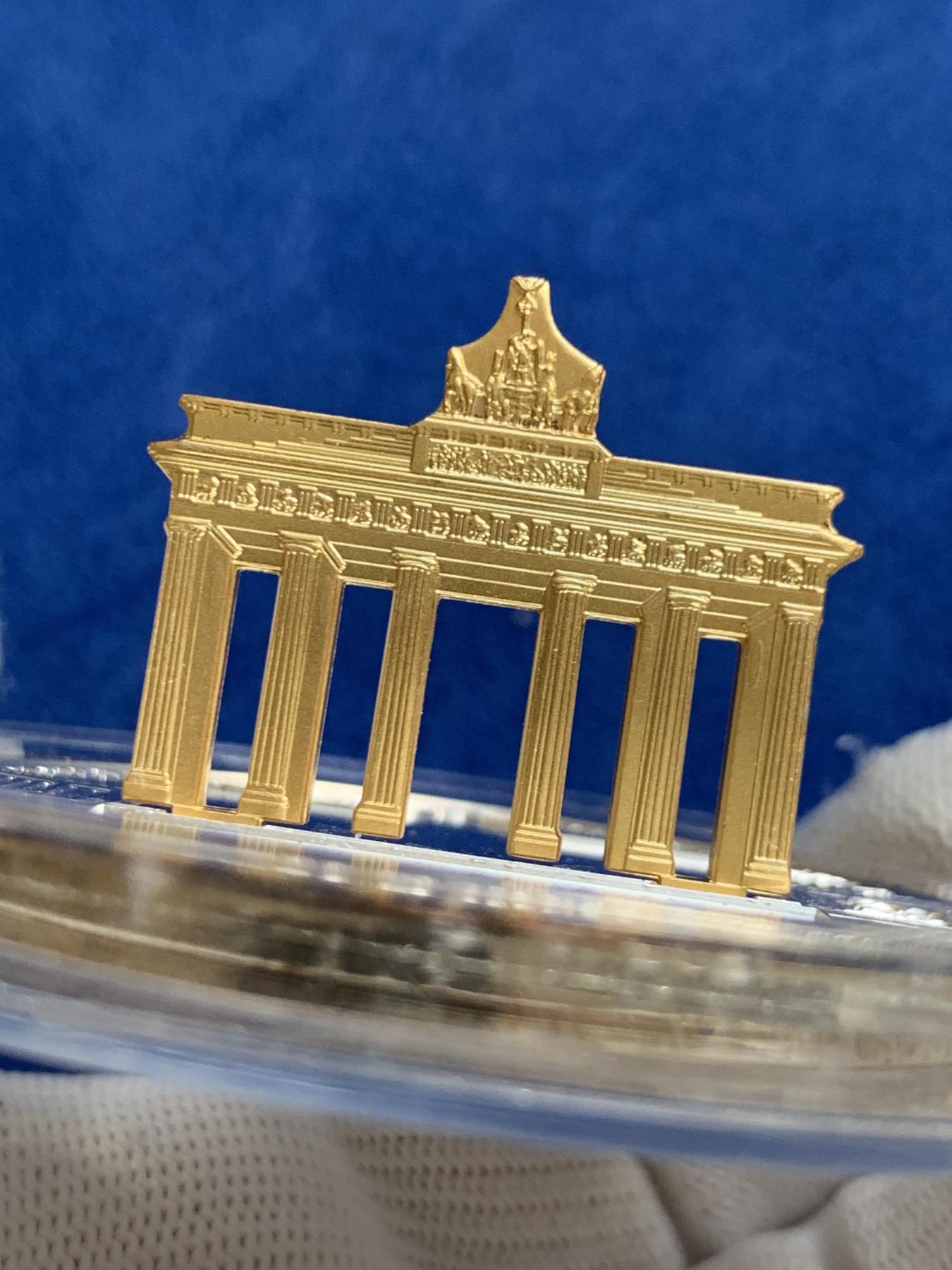 《竞宝斋》第272场- 周日，周一，周二  3场连拍 （全场包邮） 库克2009年世界奇观德国勃兰登堡门柏林墙精制立体镀金纪念银币 999银 100.3克 底下少一个配件 实物见图