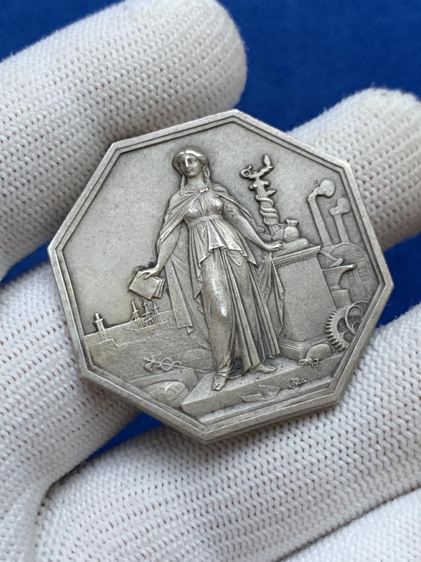 《竞宝斋》第272场- 周日，周一，周二  3场连拍 （全场包邮） 法国 1859年 工商信贷银行八角银质代币 品相好 37mm 21.3克