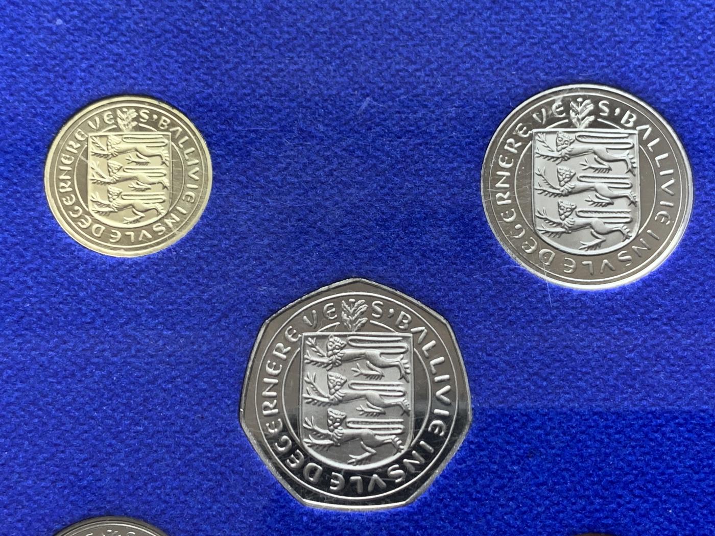 《竞宝斋》第272场- 周日，周一，周二  3场连拍 （全场包邮） 格恩西1981英国皇家造币厂官方精制套 状态不错