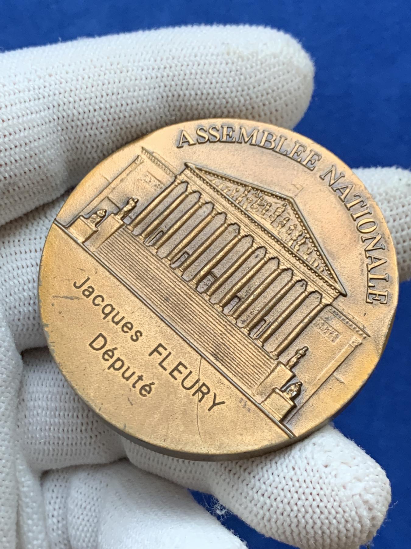 《竞宝斋》第272场- 周日，周一，周二  3场连拍 （全场包邮） 法国国民议会下议院 巴黎波旁宫纪念铜章 两面章面分别为波旁宫内景及外景 高点俱在 49.9mm 68.4克