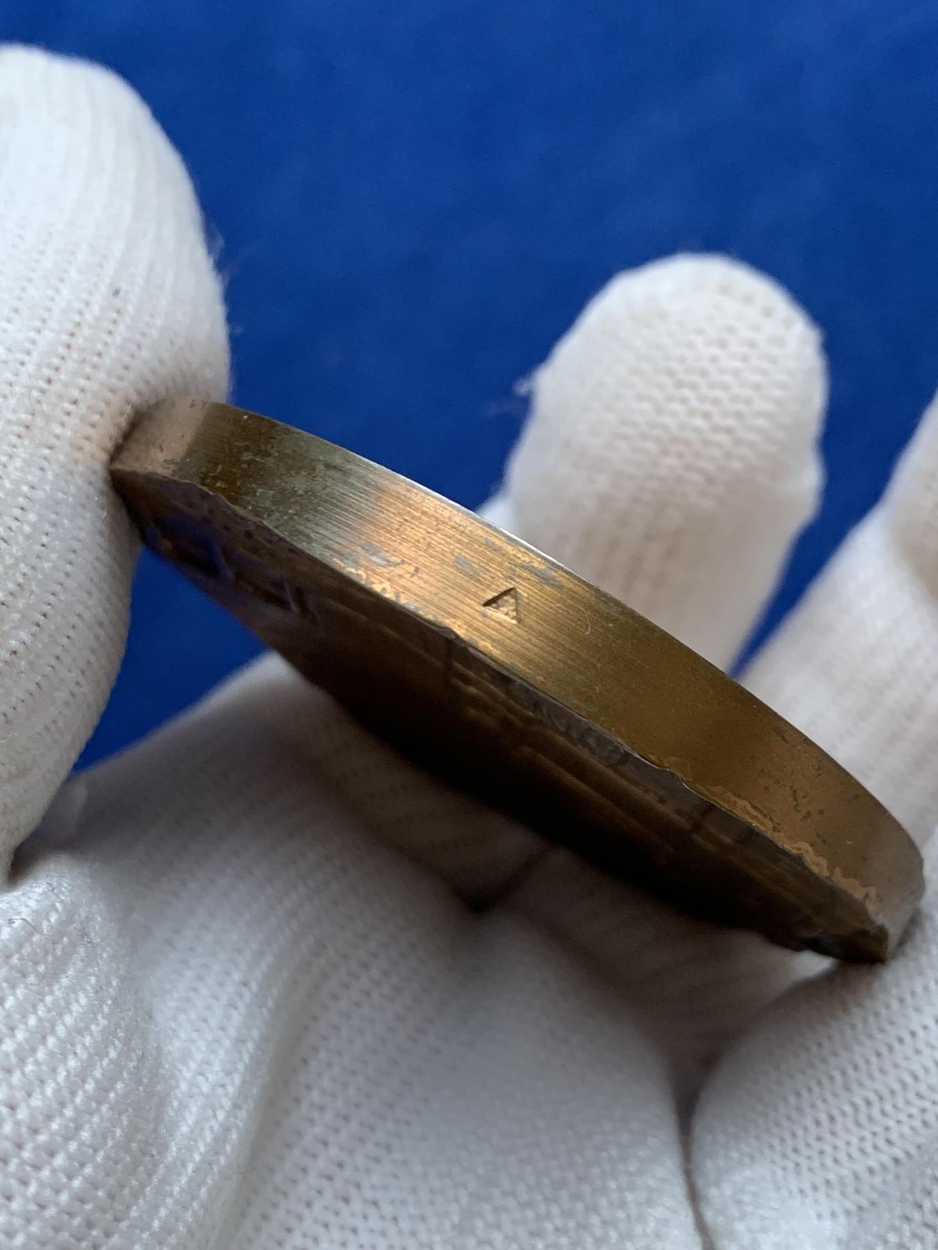 《竞宝斋》第272场- 周日，周一，周二  3场连拍 （全场包邮） 法国国民议会下议院 巴黎波旁宫纪念铜章 两面章面分别为波旁宫内景及外景 高点俱在 49.9mm 68.4克