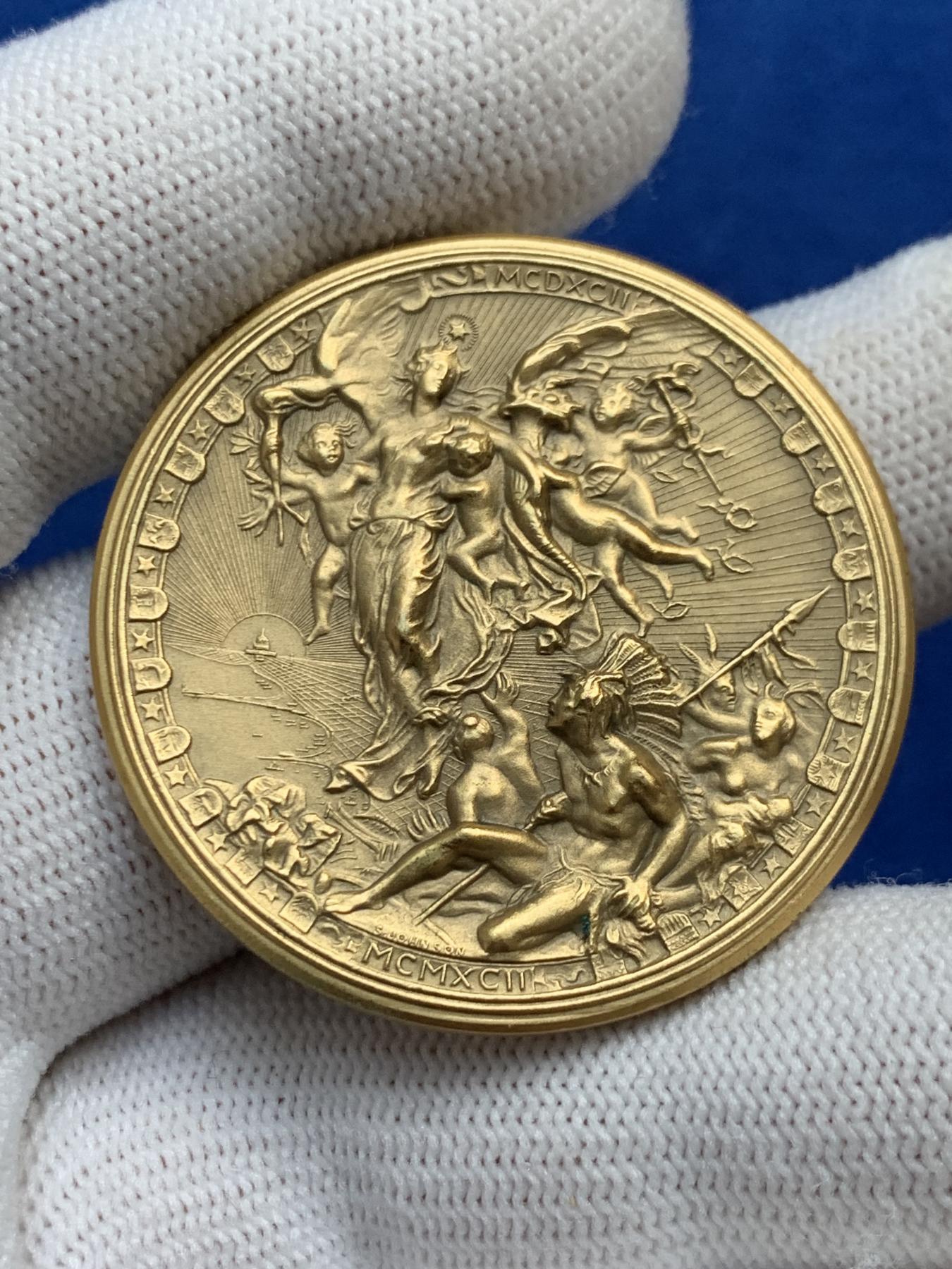 《竞宝斋》第272场- 周日，周一，周二  3场连拍 （全场包邮） 意大利 哥伦布发现美洲大陆500周年超高浮雕镀金铜章 章面内容丰富 细节精致 品相完好无损 31克 39.4mm