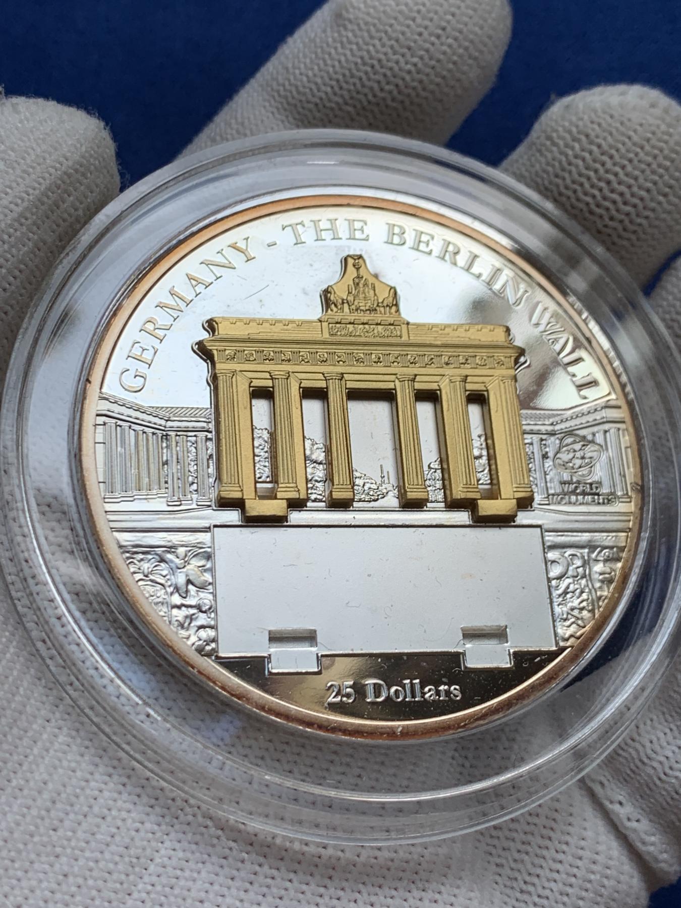 《竞宝斋》第272场- 周日，周一，周二  3场连拍 （全场包邮） 库克2009年世界奇观德国勃兰登堡门柏林墙精制立体镀金纪念银币 999银 100.3克 底下少一个配件 实物见图