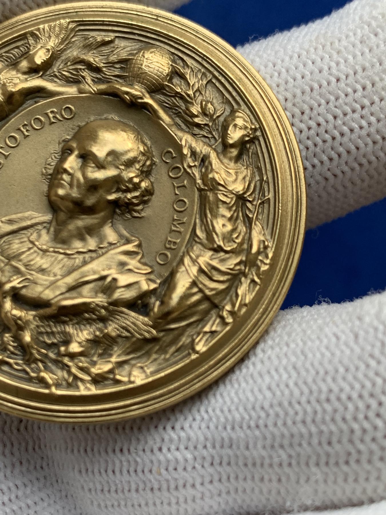 《竞宝斋》第272场- 周日，周一，周二  3场连拍 （全场包邮） 意大利 哥伦布发现美洲大陆500周年超高浮雕镀金铜章 章面内容丰富 细节精致 品相完好无损 31克 39.4mm