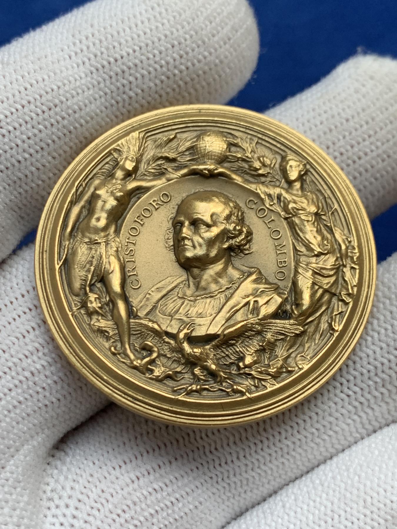 《竞宝斋》第272场- 周日，周一，周二  3场连拍 （全场包邮） 意大利 哥伦布发现美洲大陆500周年超高浮雕镀金铜章 章面内容丰富 细节精致 品相完好无损 31克 39.4mm