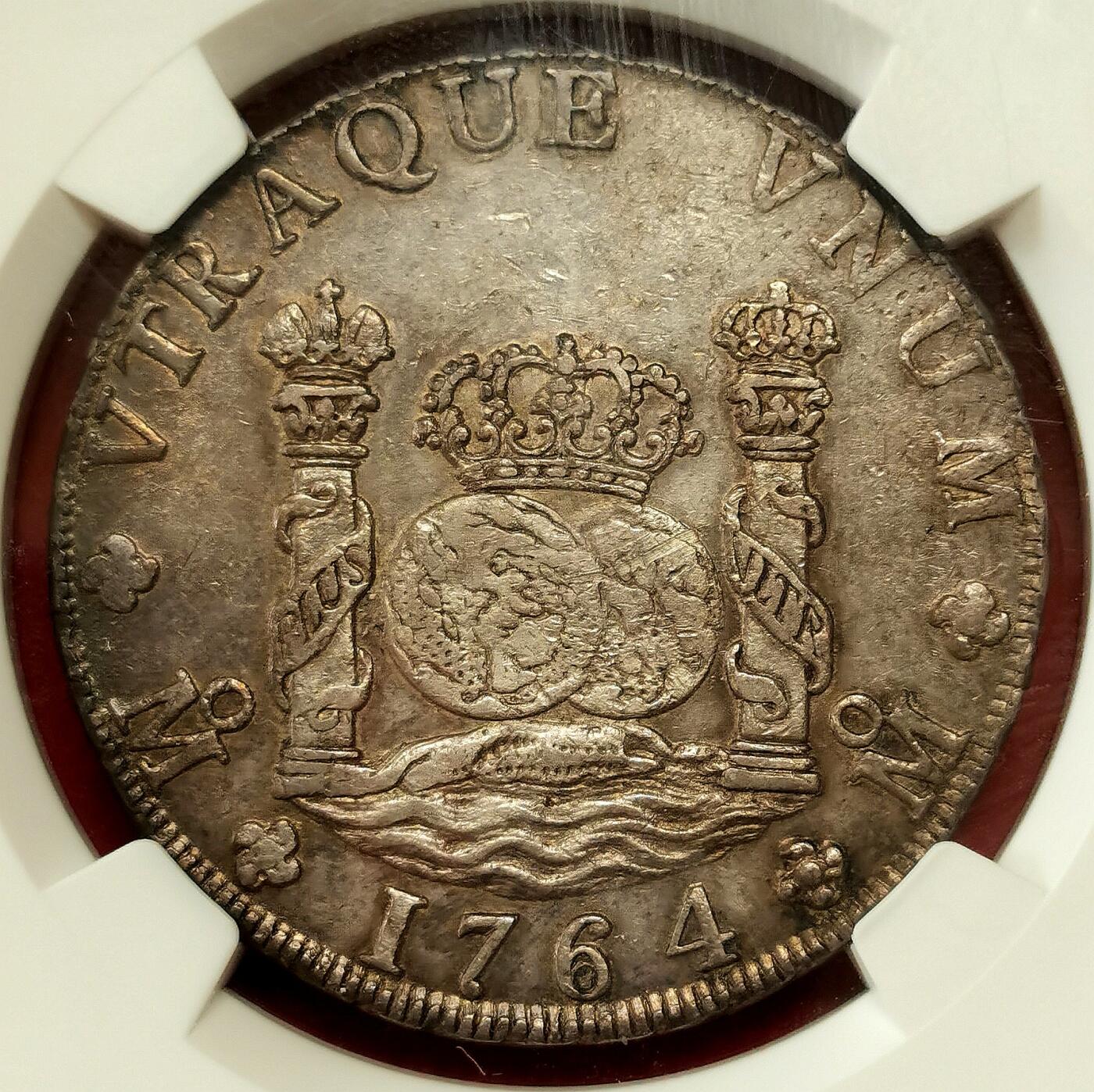 凡希社世界钱币微拍第二百七十期 1764MO墨西哥地球双柱NGC-AU50，原味酱彩，细节相当锐利挺拔的一枚！