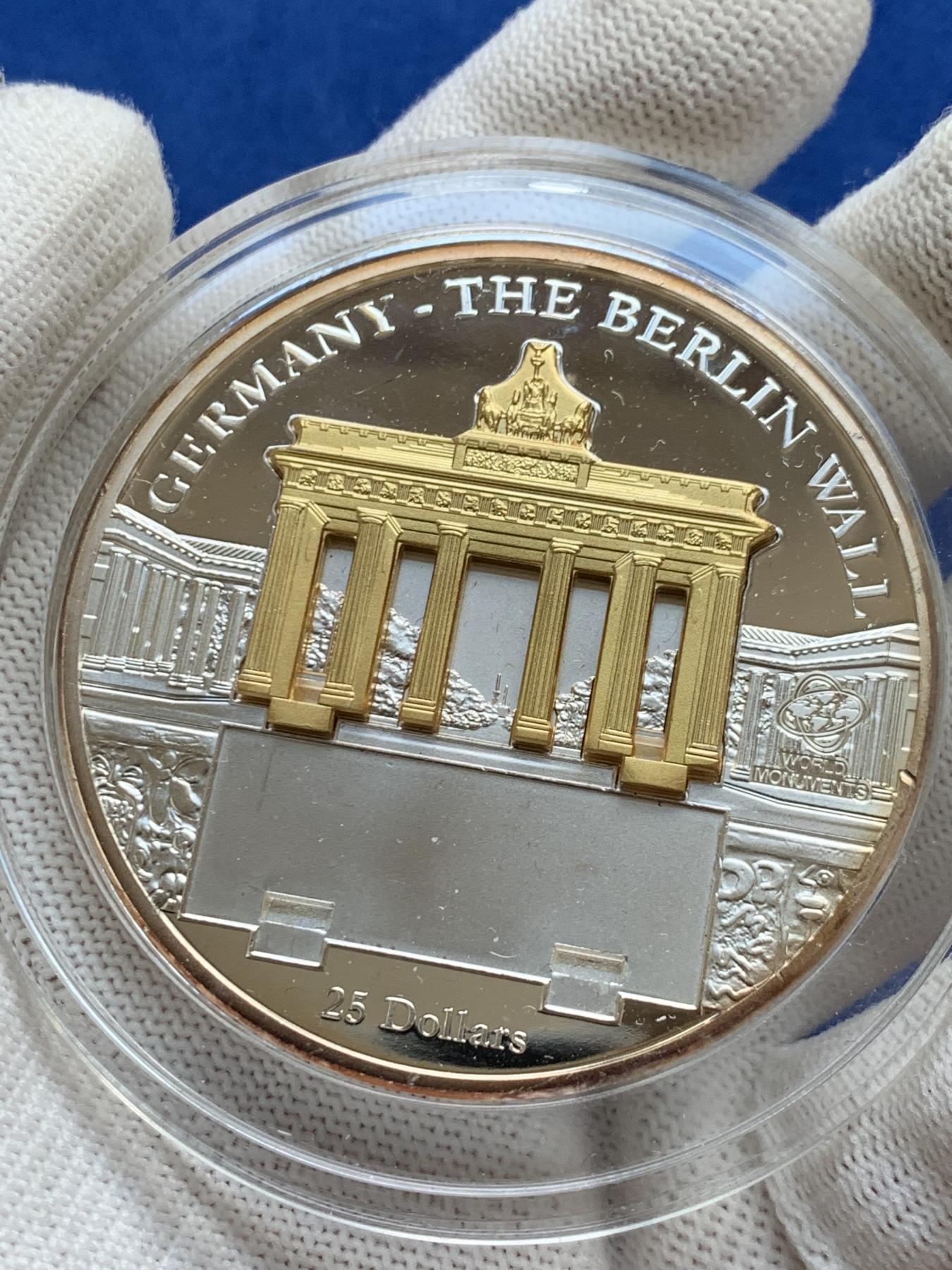 《竞宝斋》第272场- 周日，周一，周二  3场连拍 （全场包邮） 库克2009年世界奇观德国勃兰登堡门柏林墙精制立体镀金纪念银币 999银 100.3克 底下少一个配件 实物见图