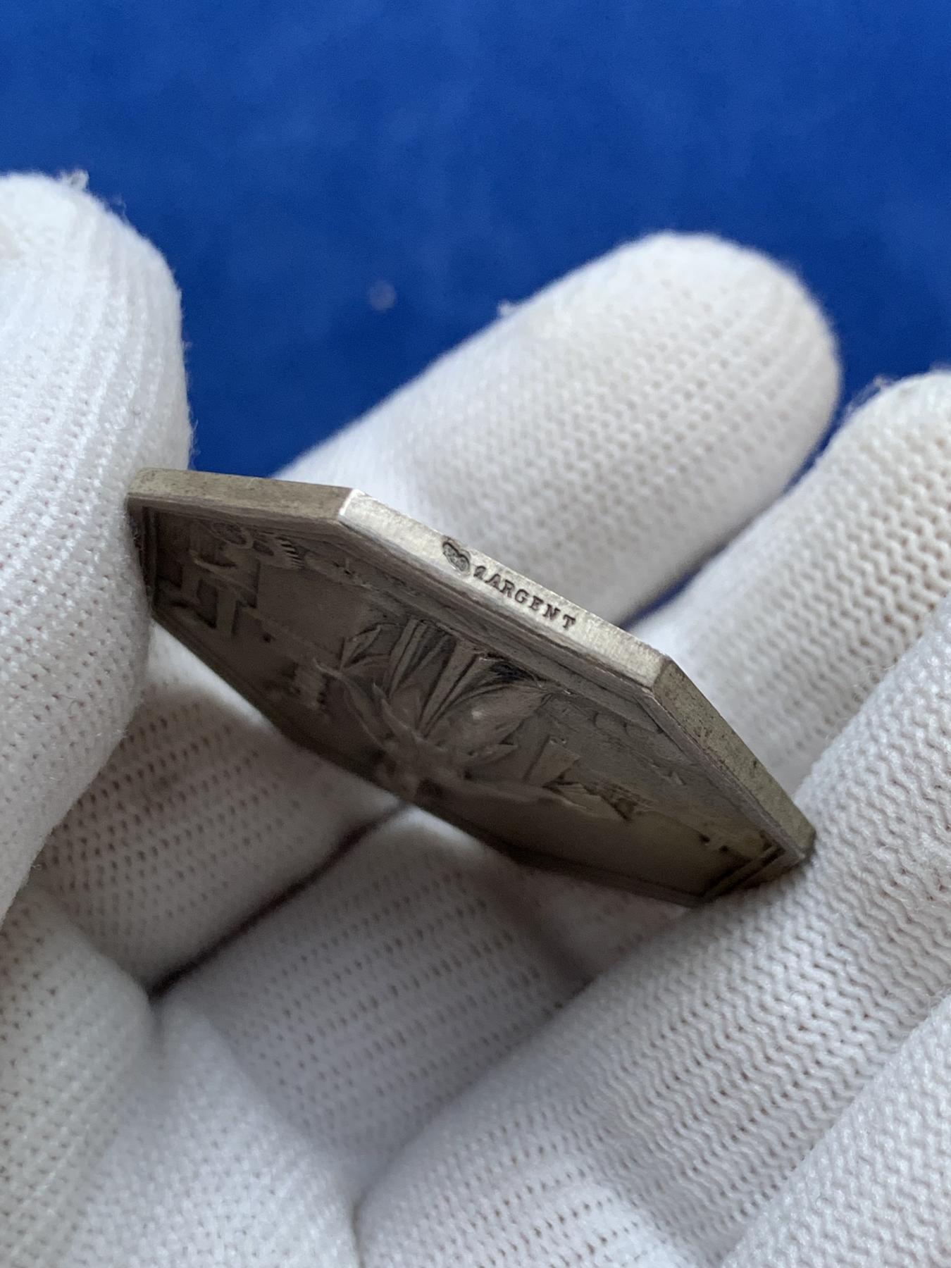 《竞宝斋》第272场- 周日，周一，周二  3场连拍 （全场包邮） 法国 1859年 工商信贷银行八角银质代币 品相好 37mm 21.3克