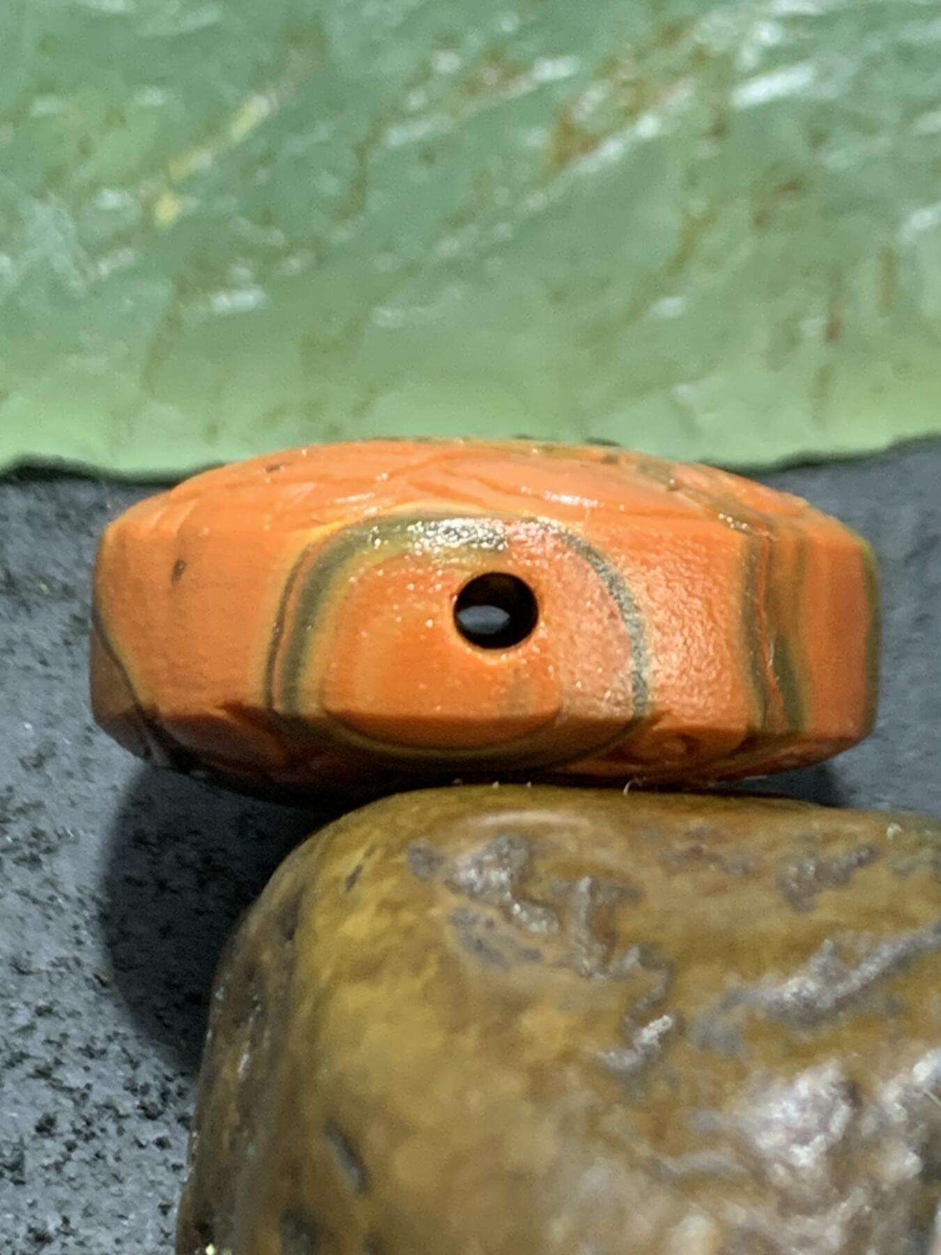 精美亚光草花纹战国红玛瑙手工俏色巧雕经典仿古纹板珠（背云）一个
