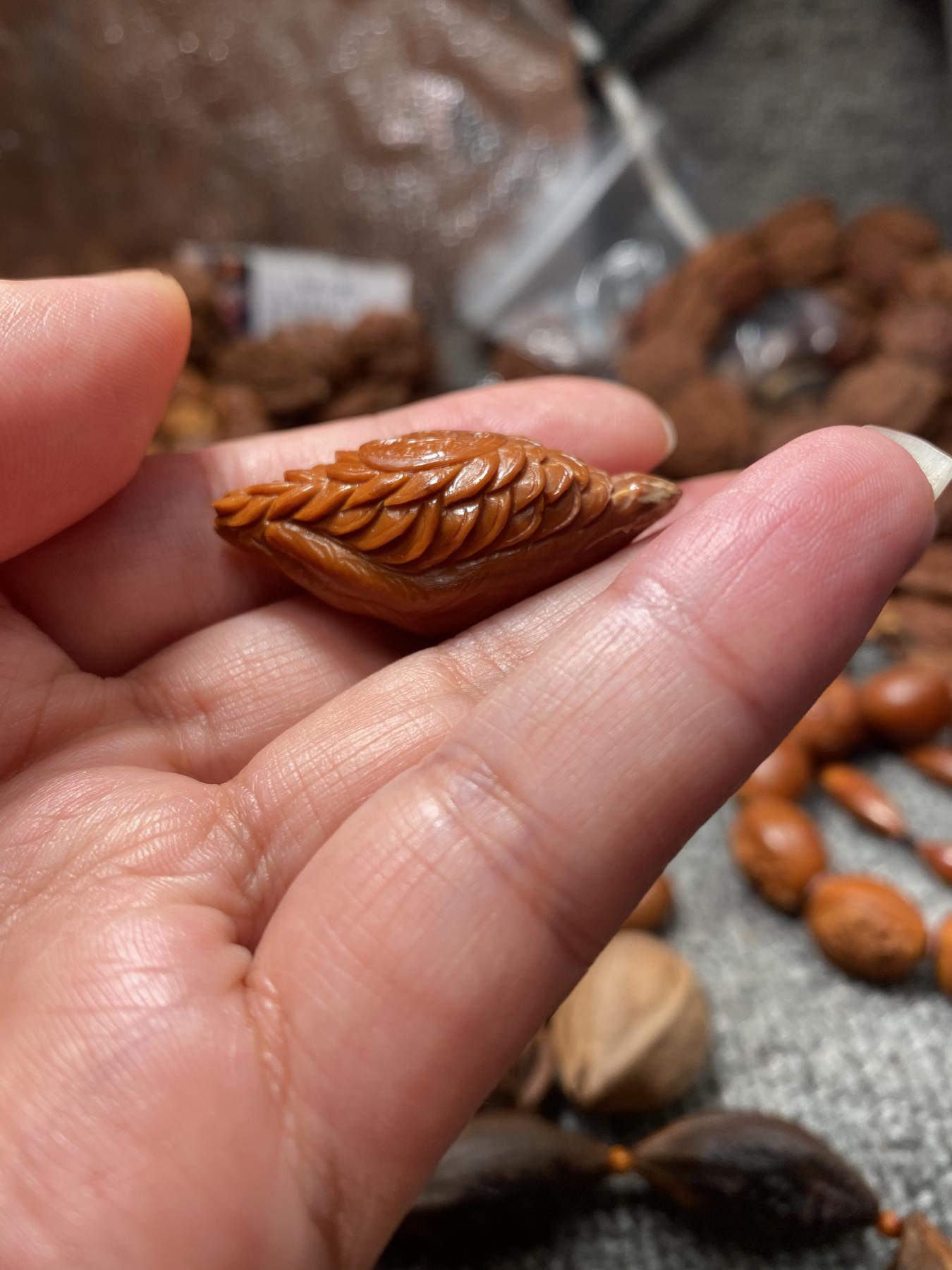 苏工手工核雕工作室 苏工核雕纯手工个性作品，掌中宝之手里有钱，个性十足，非通货，老苏工留刀痕，喜欢的来尺寸2。0x4。25