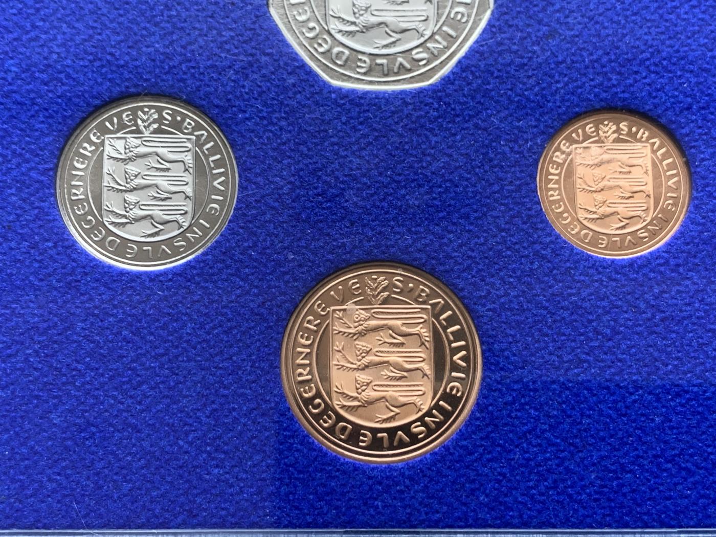 《竞宝斋》第272场- 周日，周一，周二  3场连拍 （全场包邮） 格恩西1981英国皇家造币厂官方精制套 状态不错