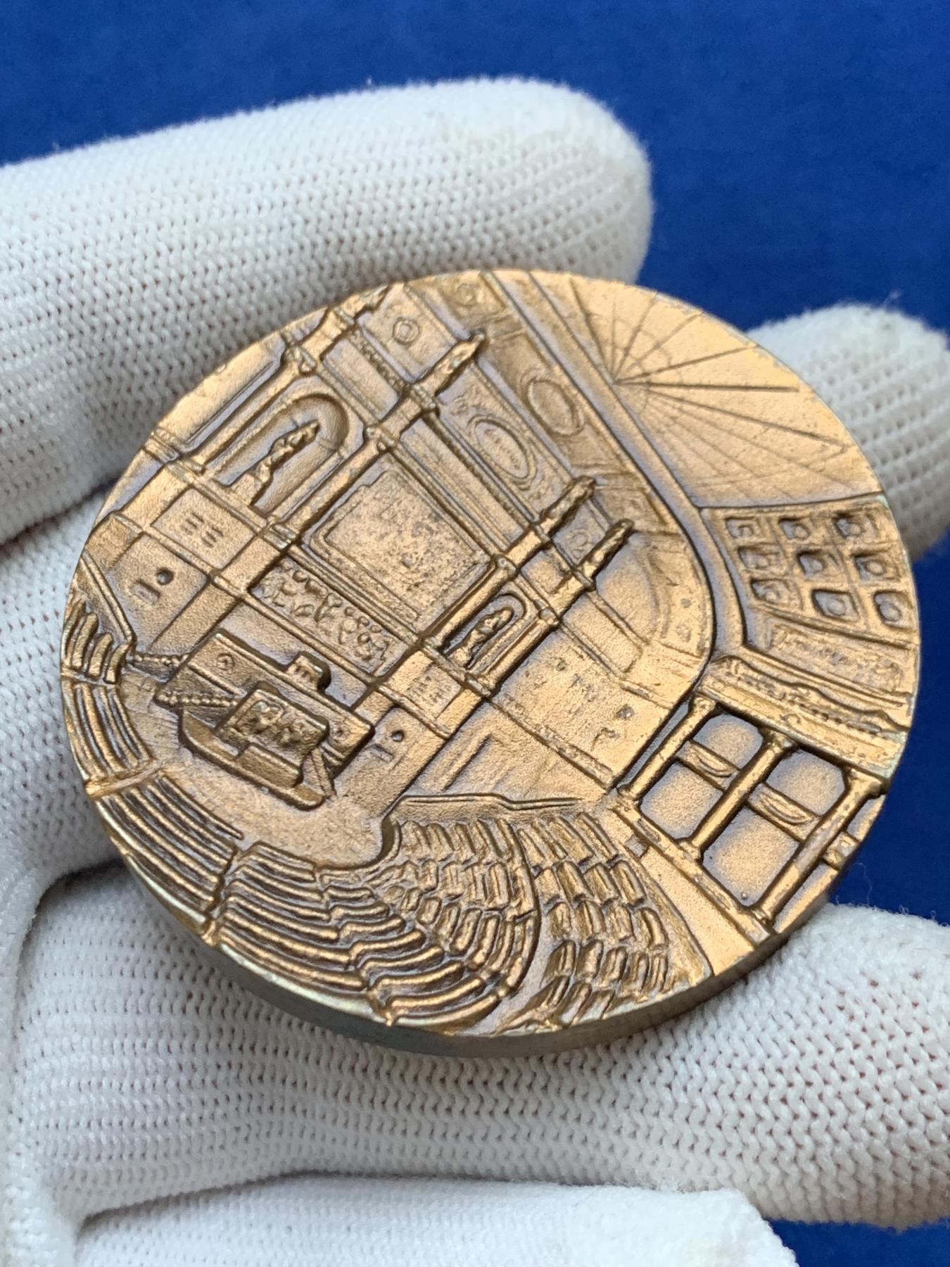 《竞宝斋》第272场- 周日，周一，周二  3场连拍 （全场包邮） 法国国民议会下议院 巴黎波旁宫纪念铜章 两面章面分别为波旁宫内景及外景 高点俱在 49.9mm 68.4克